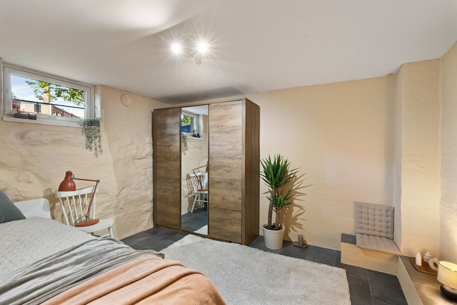 Praktiske oppbevaringsmuligheter og rolig beliggenhet gjør det ideelt som barnerom eller gjesterom. Galleribilde