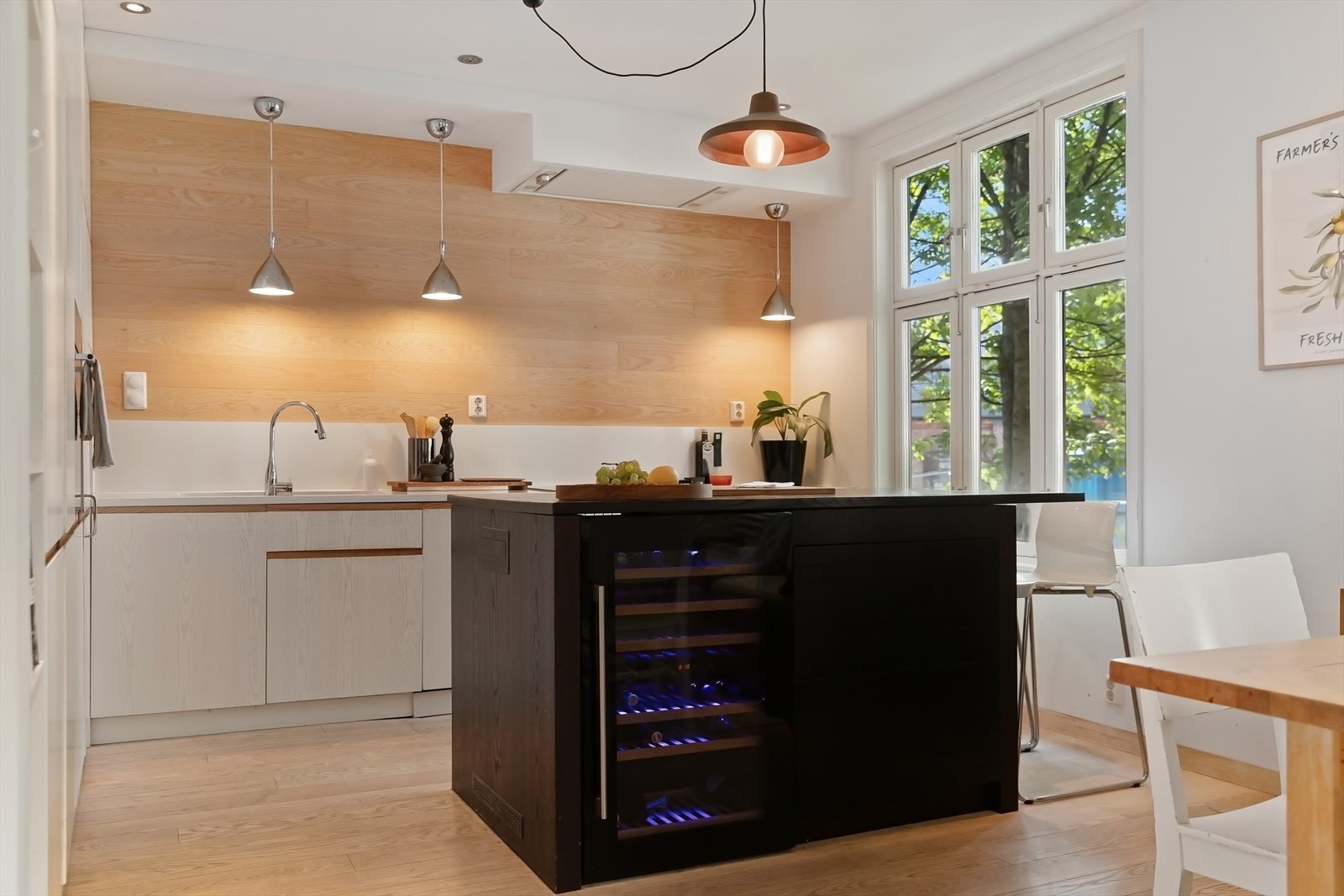 God takhøyde i 1. etasje (2,59 m i stue/kjøkken). Galleribilde