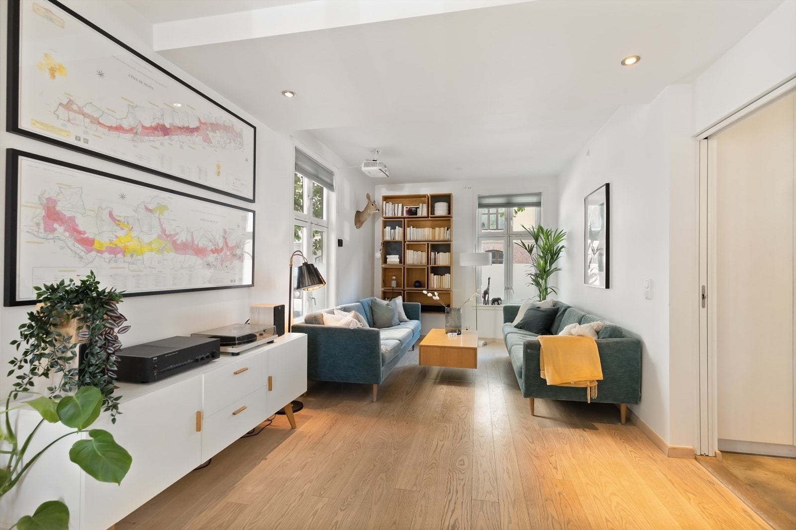 Den lyse og romslige stuen har vinduer på tre sider, som gir rikelig med naturlig lys. Galleribilde