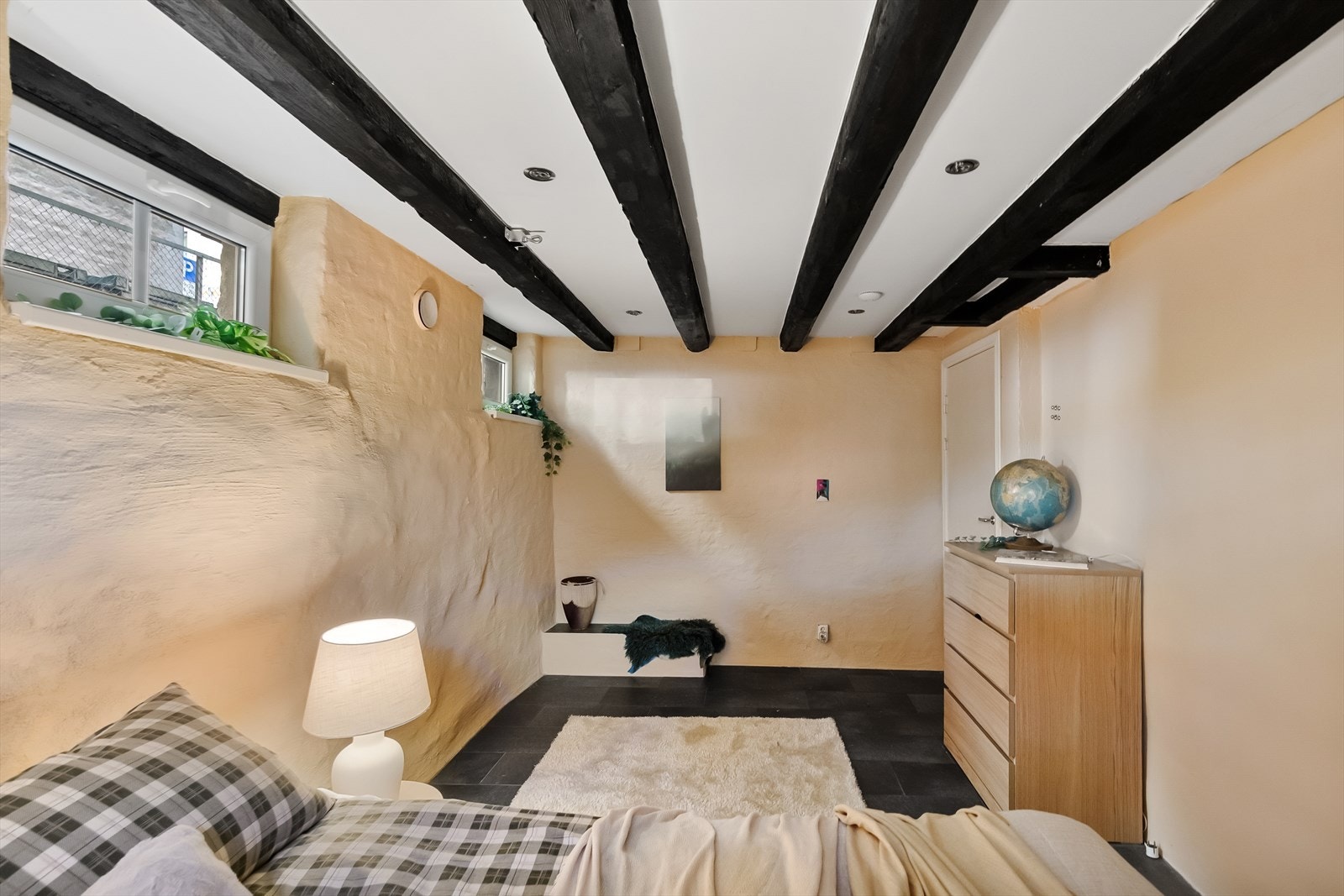 Her er det god plass til både dobbelseng og tilhørende nattbord. Galleribilde