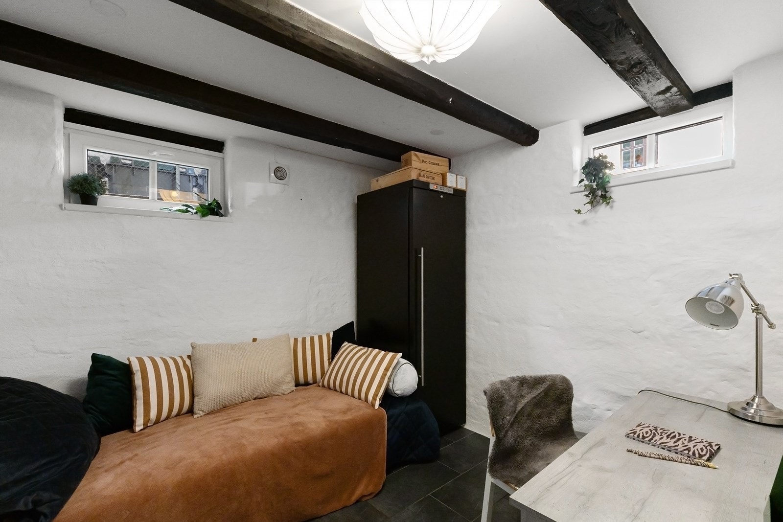 Boden i kjelleren er praktisk og romslig, og er i dag innredet som kontorløsning. Galleribilde