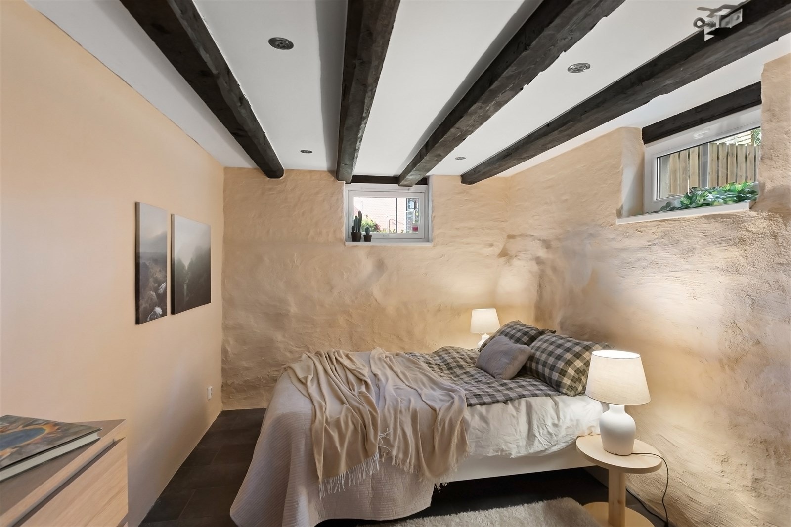 Det ene soverommet i kjelleren er romslig og har flere innredningsmuligheter. Galleribilde