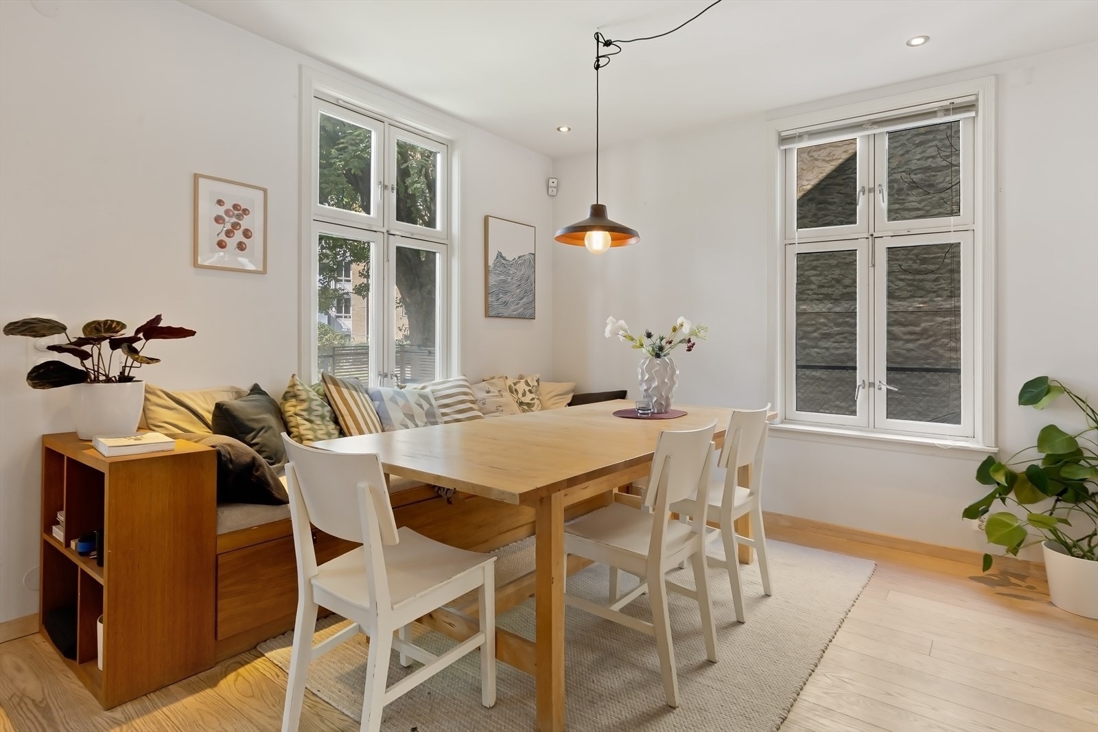 Spisestuen, som er en del av den åpne stue/kjøkken-løsningen, er romslig og lys med god plass til sosialt samvær. Galleribilde