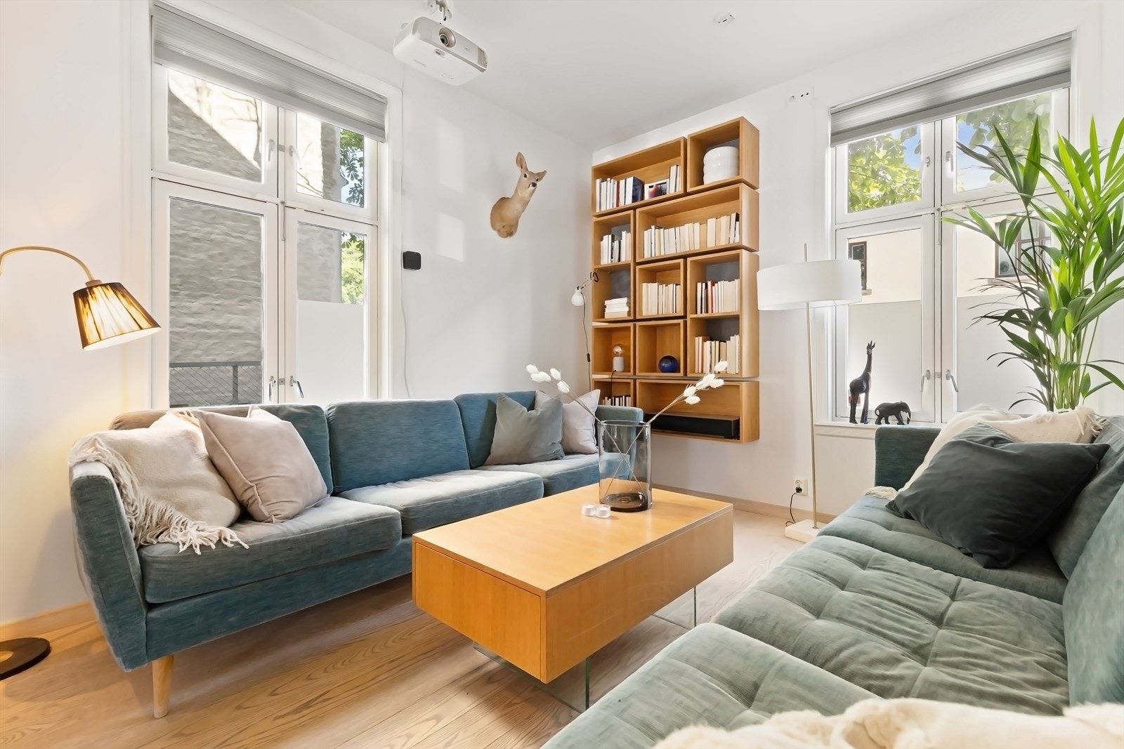 Bokhyller i tilknytning til området gir praktisk oppbevaring og en koselig atmosfære. Galleribilde