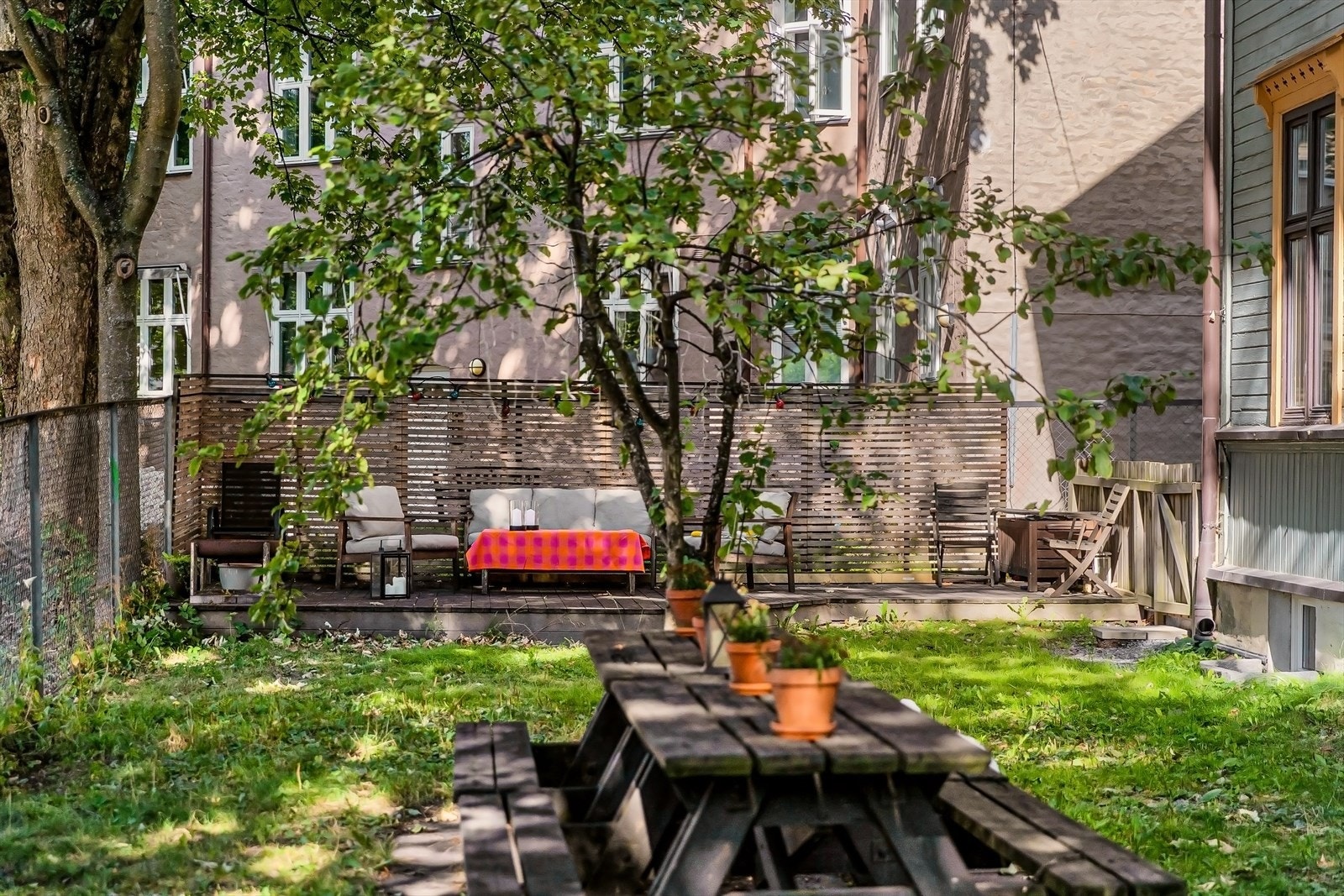 Nyt felles hage og rolige omgivelser i en barnevennlig gate, med nærhet til parker og populære kafeer. Galleribilde