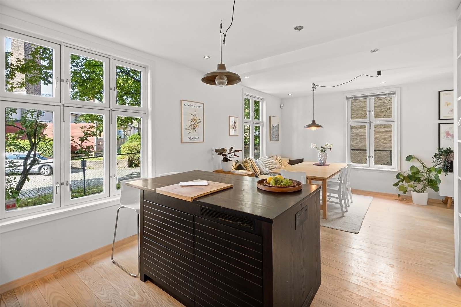 Leilighetens sosiale oppholdsrom, kjøkken og stue ligger fint plassert i åpen løsning i 1. etasje. Galleribilde