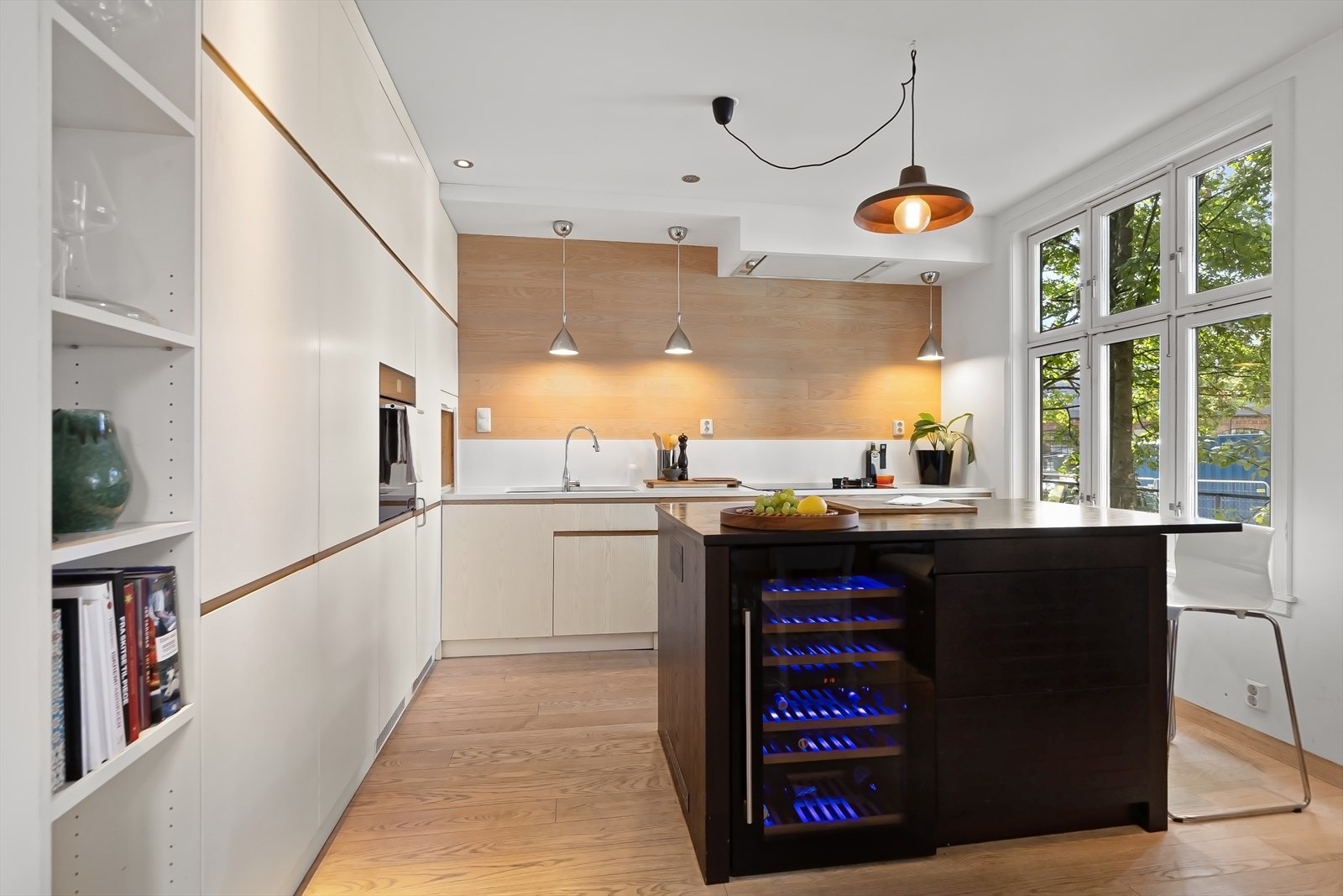 Kjøkkenet fra 2017 har en moderne innredning med glatte fronter og en praktisk kjøkkenøy med heltre benkeplate. Galleribilde