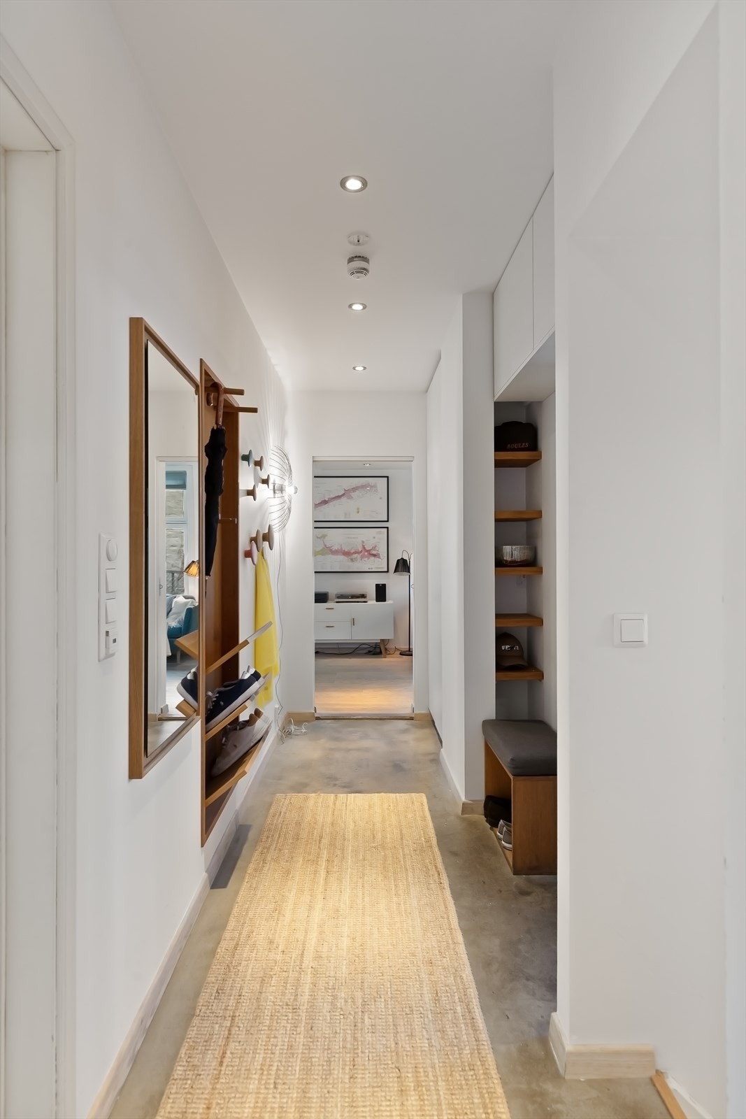 Entréen byr på flere smarte oppbevaringsløsninger inkludert en praktisk skohylle. Galleribilde