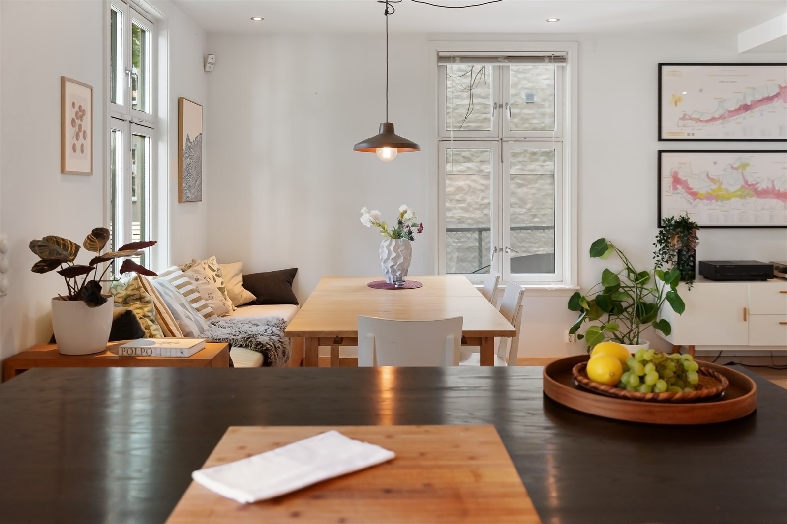 Gjennomgående hjørneleilighet med lysinnslipp fra tre sider. Galleribilde