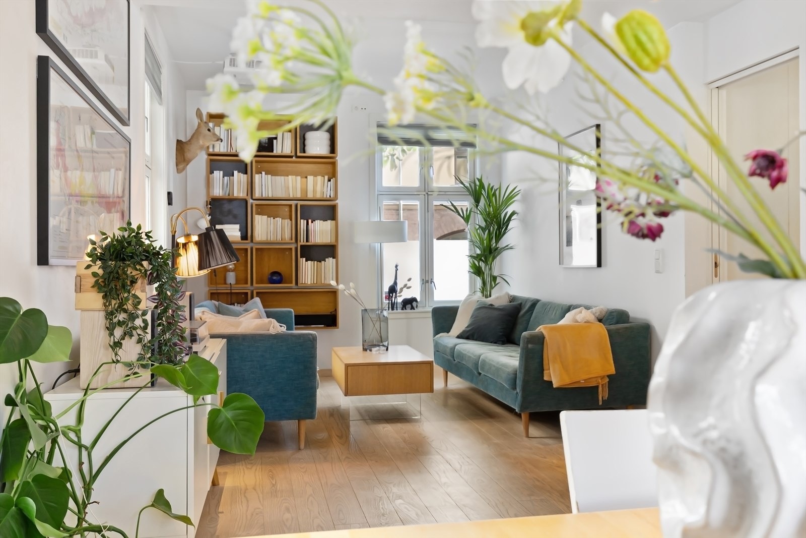 Boligen fremstår tidsriktig med delikate fargevalg og parkett på gulv. Galleribilde