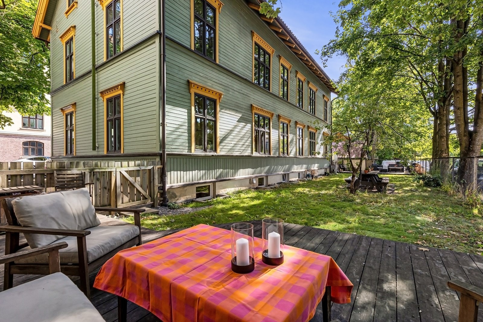 En lys og romslig 4-roms hjørneleilighet i et sjarmerende trehus fra 1893, tegnet av arkitekt Rivertz, på idylliske Sagene. Galleribilde