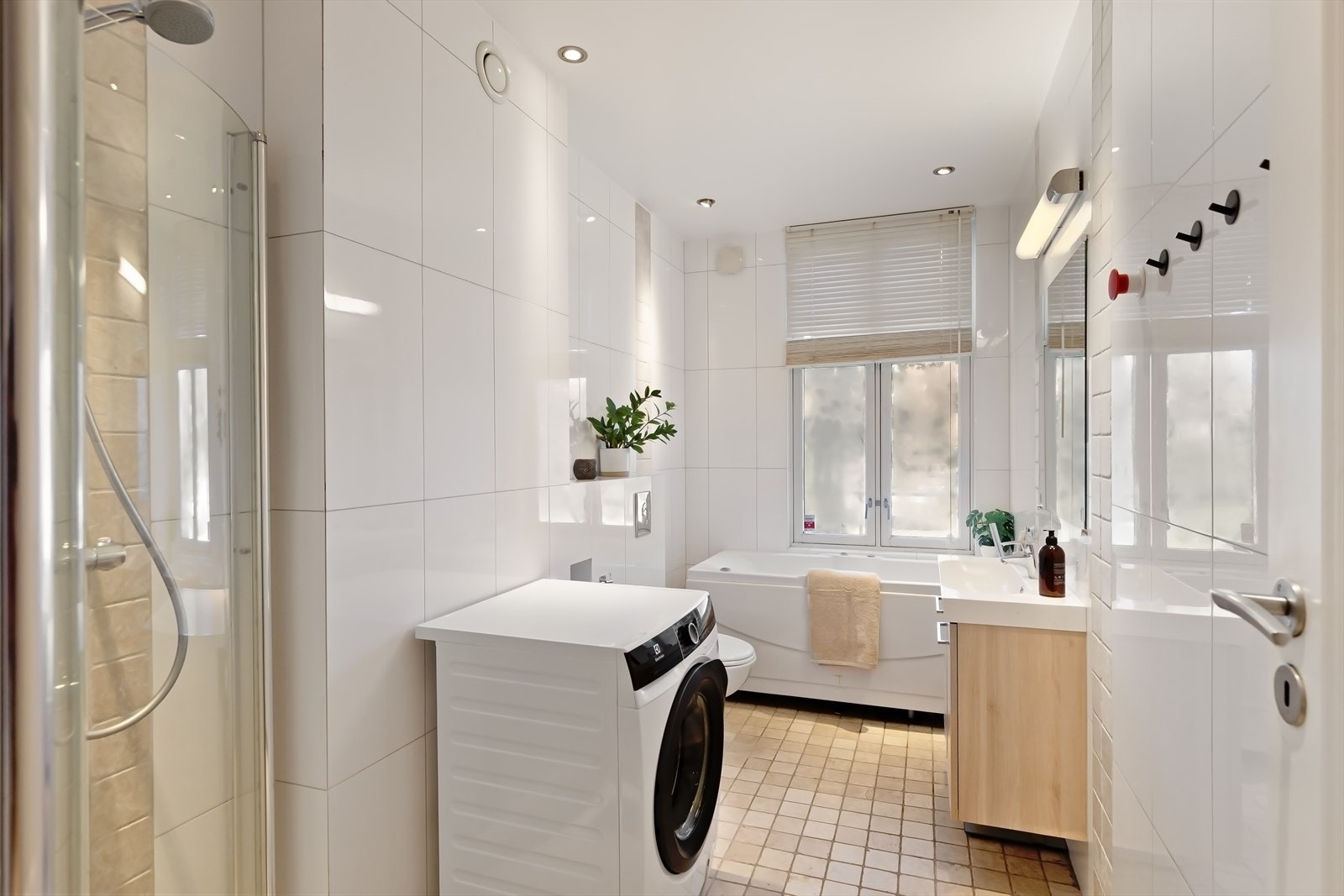 Badet, etablert i 2012, er utstyrt med både badekar og dusj med innfellbare glassdører. Galleribilde