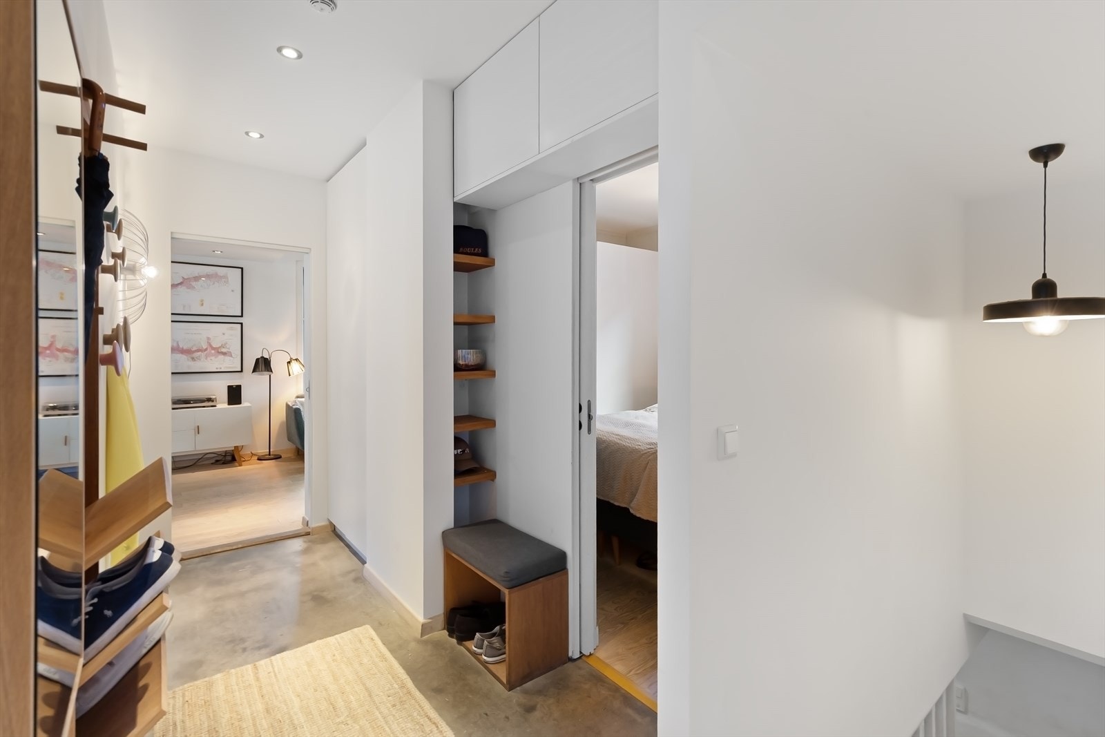 Leiligheten strekker seg over to plan med entré, stue/kjøkken, bad og soverom i 1. etasje, samt to soverom og bod i kjelleren. Galleribilde