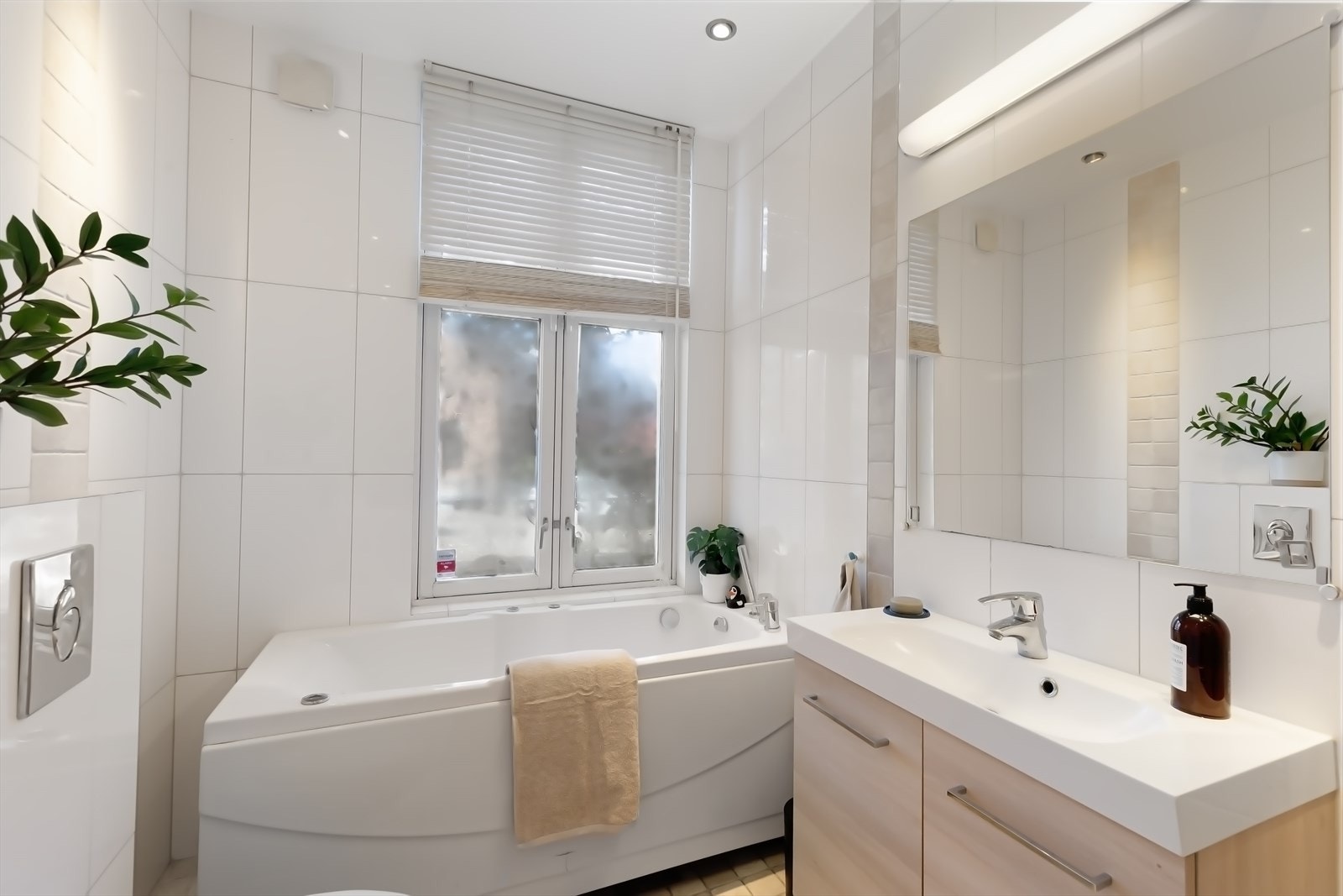 Flislagte overflater og to sluk med tilfredsstillende fall gir et moderne og praktisk design. Galleribilde