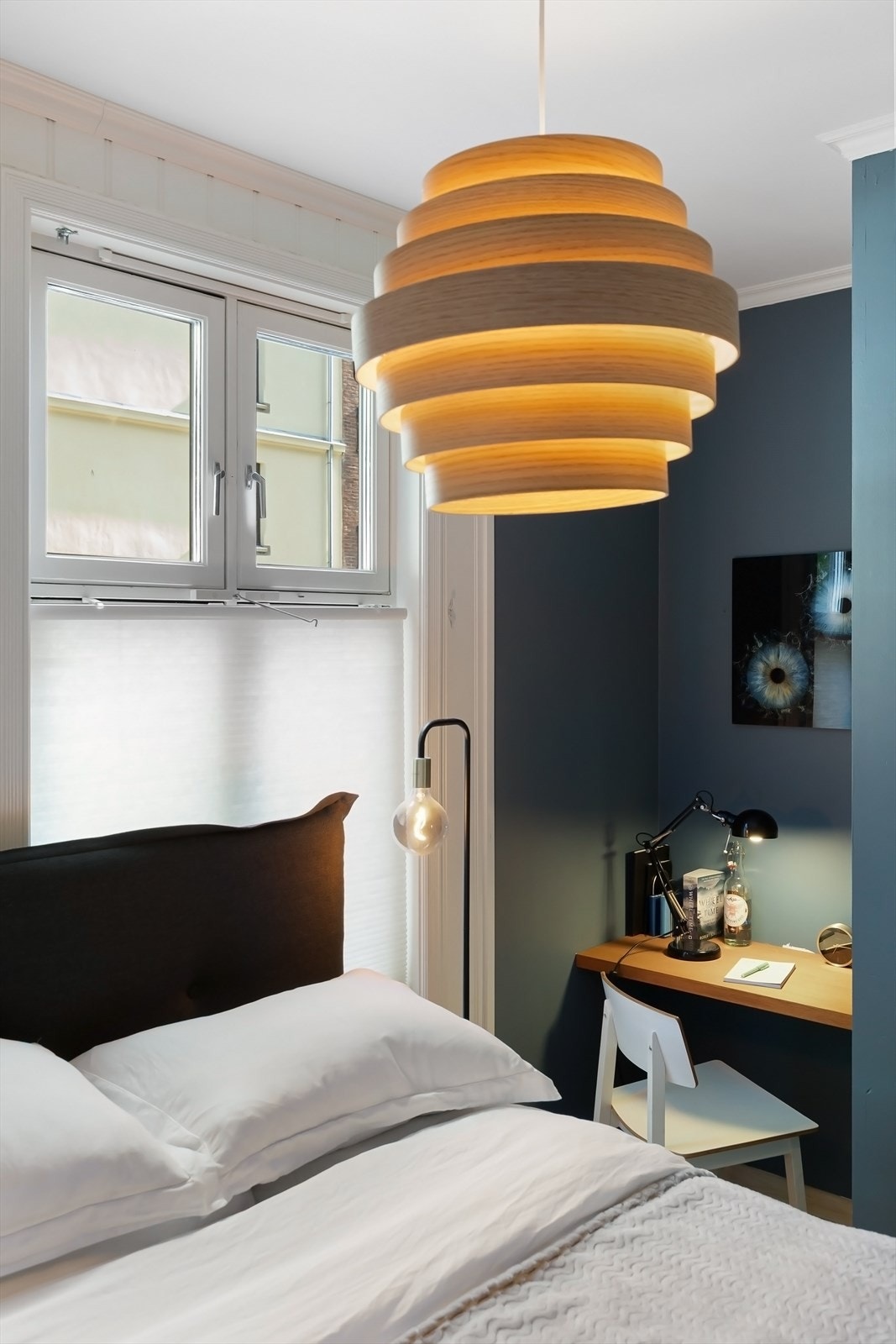 Praktisk kontornisje på soverommet. Galleribilde