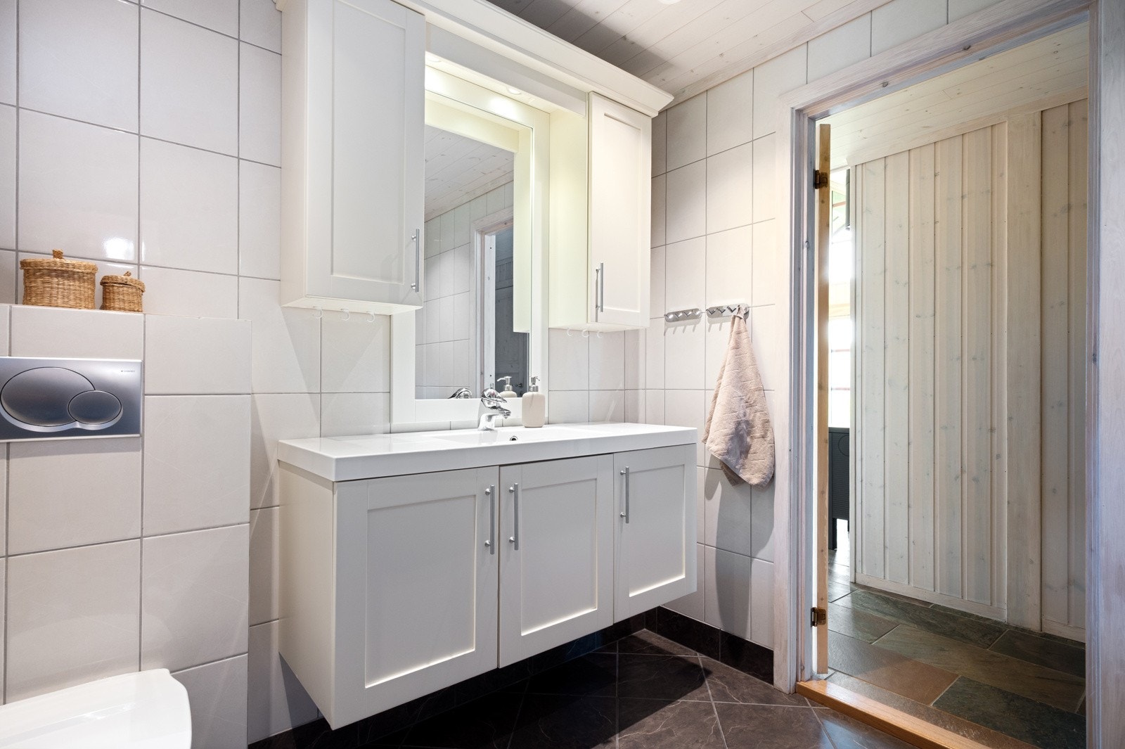 Badet, helfliset og smakfullt innredet. Varmekabler i gulv. Galleribilde