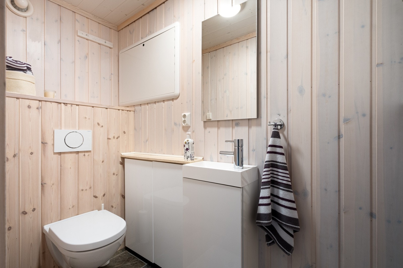 Med dør inn fra gangen er det ekstra toalett rom. Galleribilde