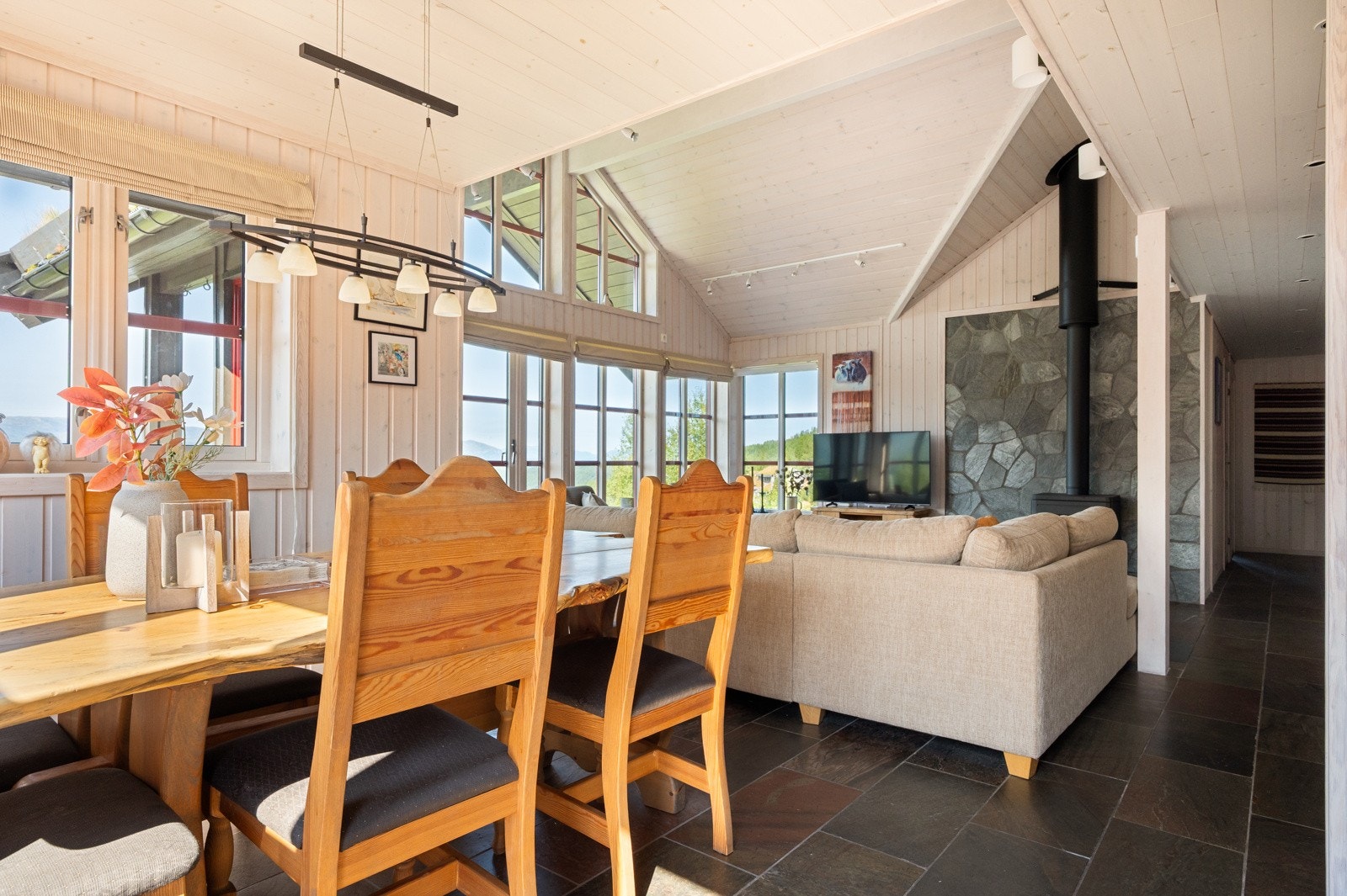 Stue og kjøkken er i delvis åpen løsning. Galleribilde