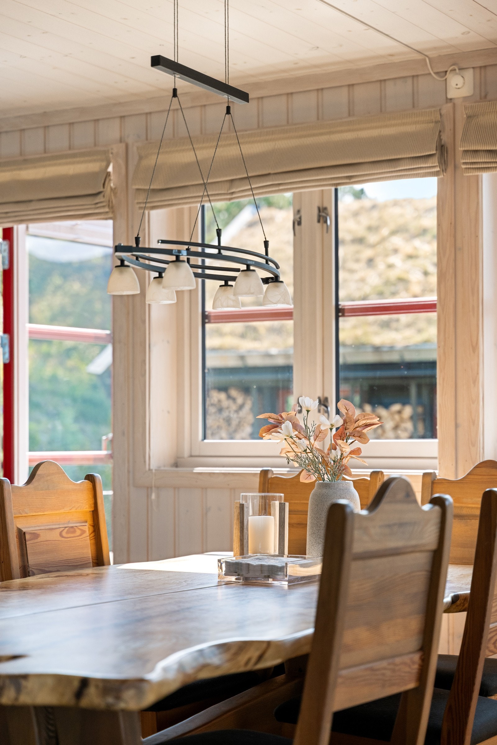 Vinduene i front av spisestuen gjør plassen lys og trivelig. Galleribilde