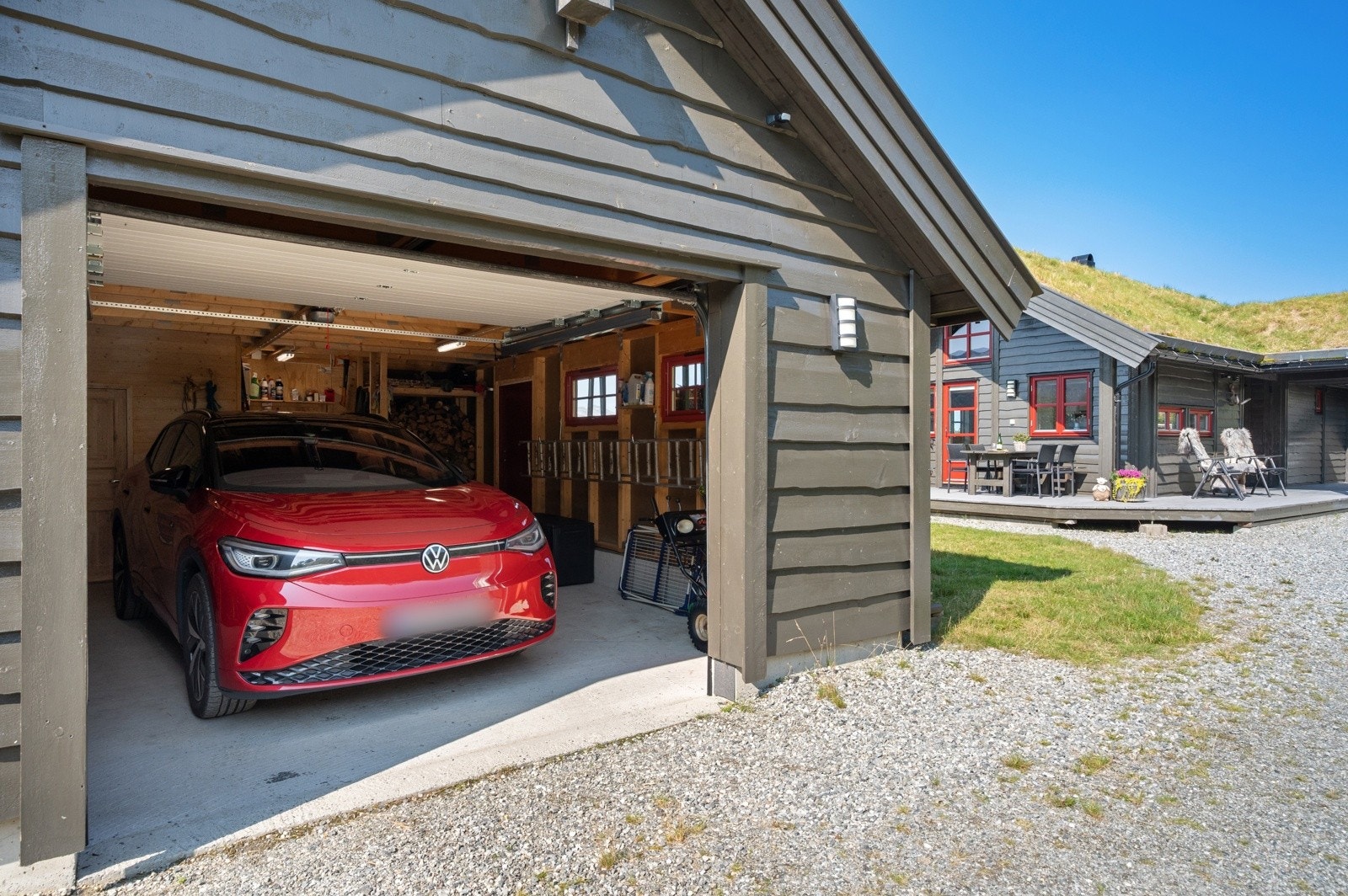 Garasjen har automatisk leddport og opplegg for strøm. Den er praktisk bygd med bod i bakkant. Galleribilde