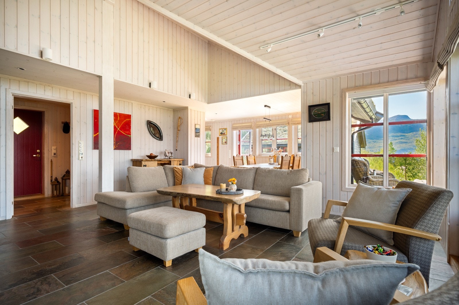 Stuen er romslig, med plass til både sofagruppe og godstoler. Galleribilde