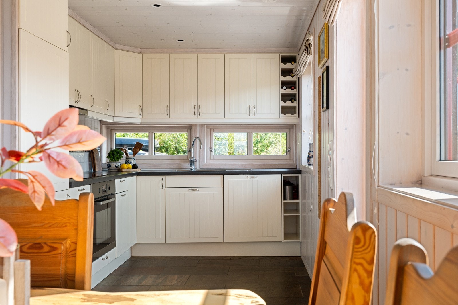 Vindu over benkeplaten slipper inn både lys og utsikt, noe som gjør matlagingen ekstra koselig. Galleribilde