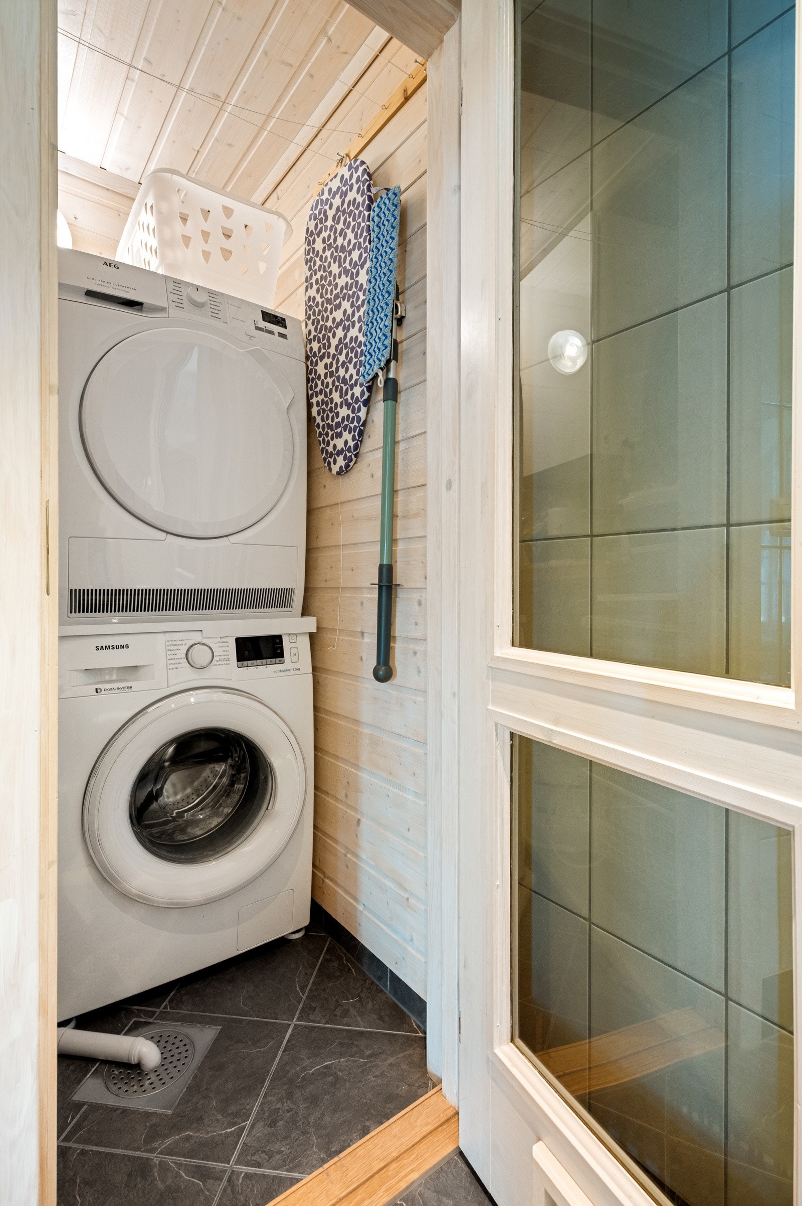 Vaskerommet finner du innenfor badet og vaskemaskin og tørketrommel følger med i handelen. Galleribilde