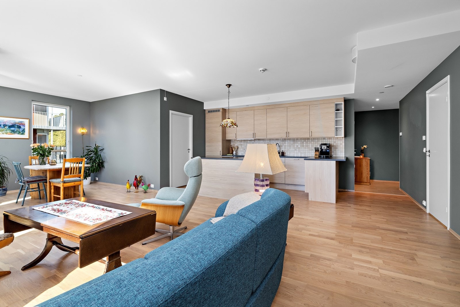 Det er behagelig vannbåren gulvvarme i hele leiligheten, som gir en jevn og god varme. Galleribilde