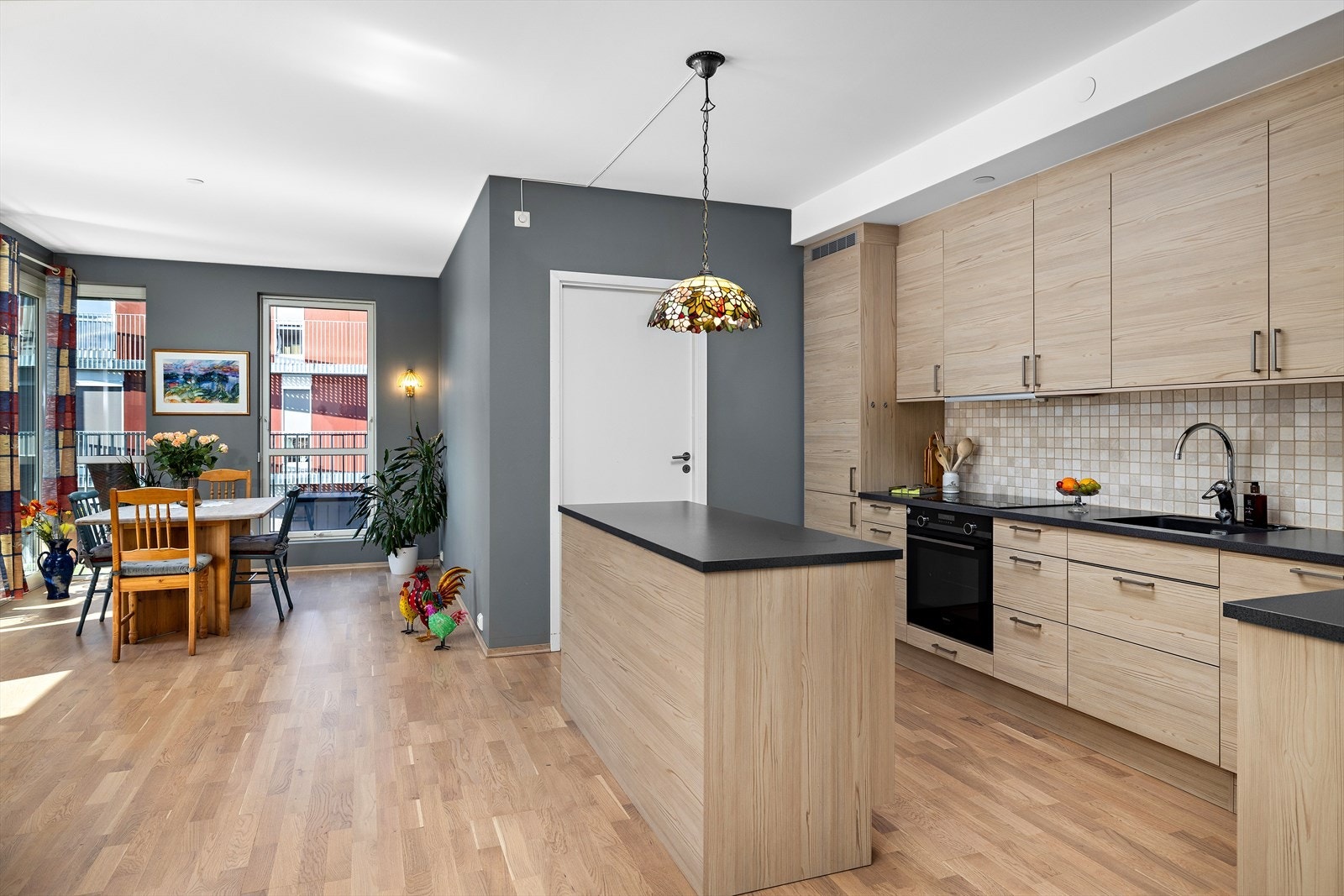 Stilrent og moderne kjøkken med integrerte hvitevarer og godt med skap- og benkeplass. Galleribilde