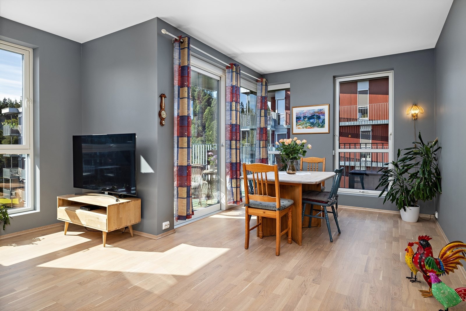 En lys og rommelig stue med åpen løsning. Spiseplass mot balkongen er lys og luftig. Galleribilde