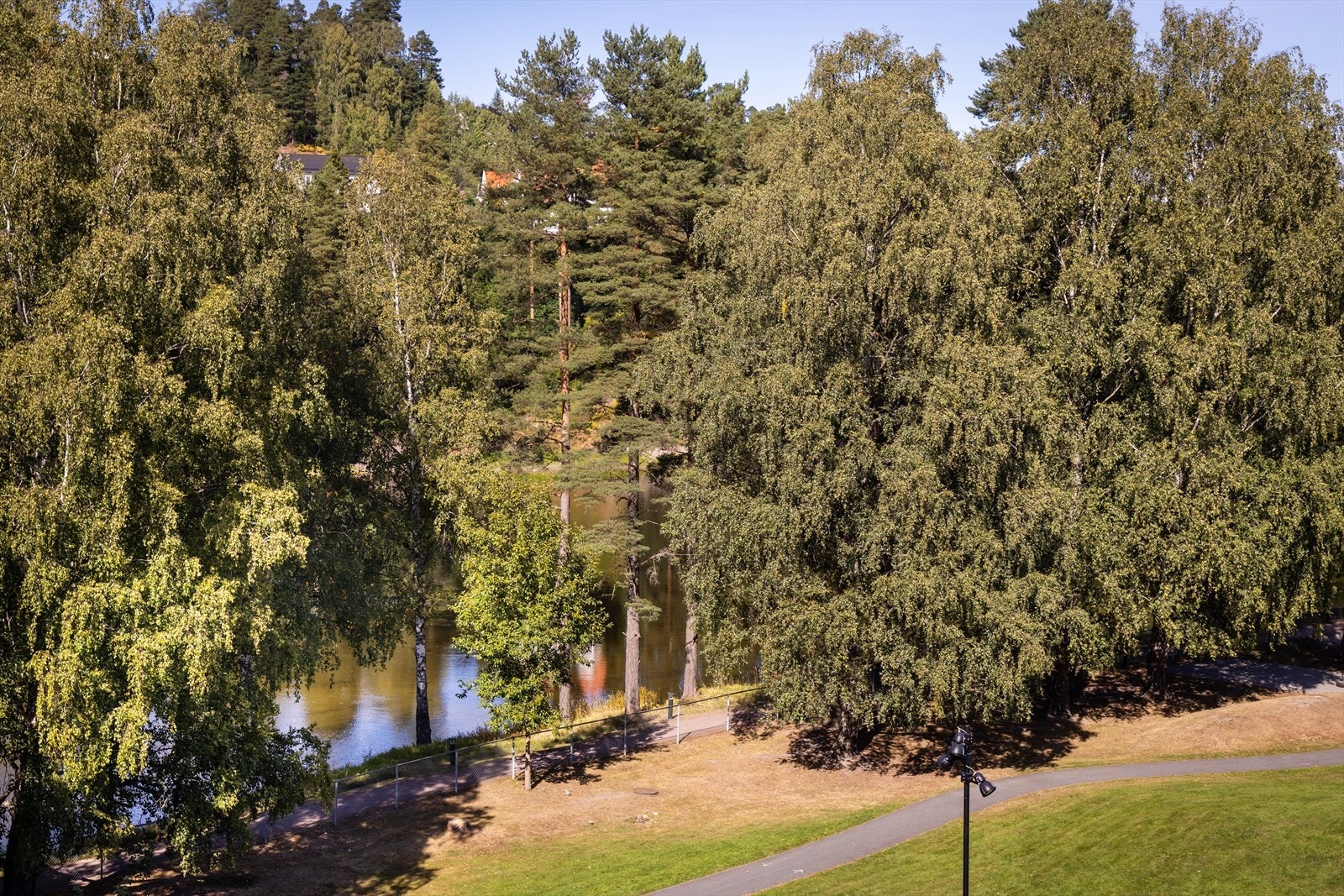 Umiddelbar nærhet til elvepromenaden. Galleribilde