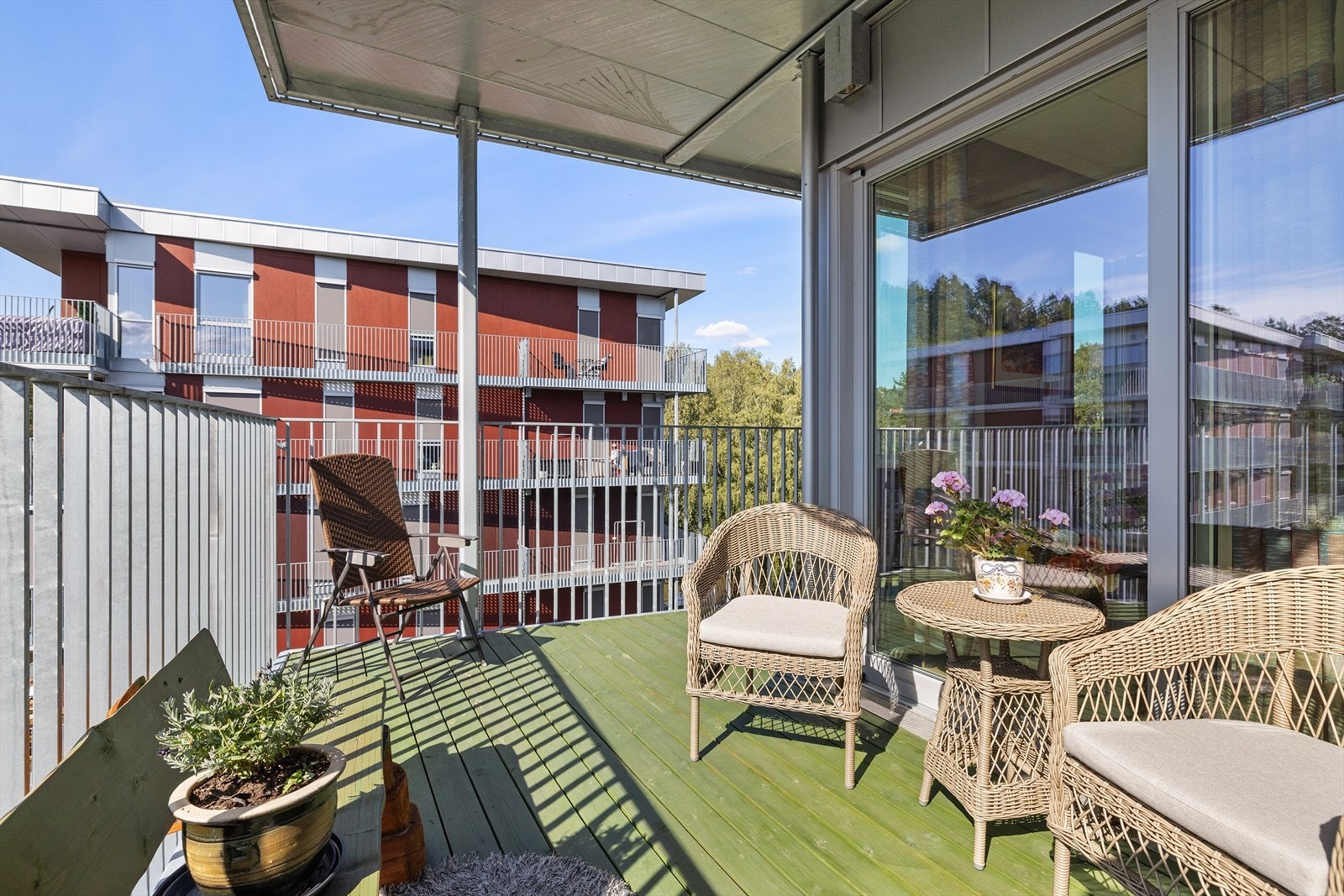 Fine fellesarealer med gangstier og grøntområder som inviterer til rekreasjon rett utenfor døren. Galleribilde