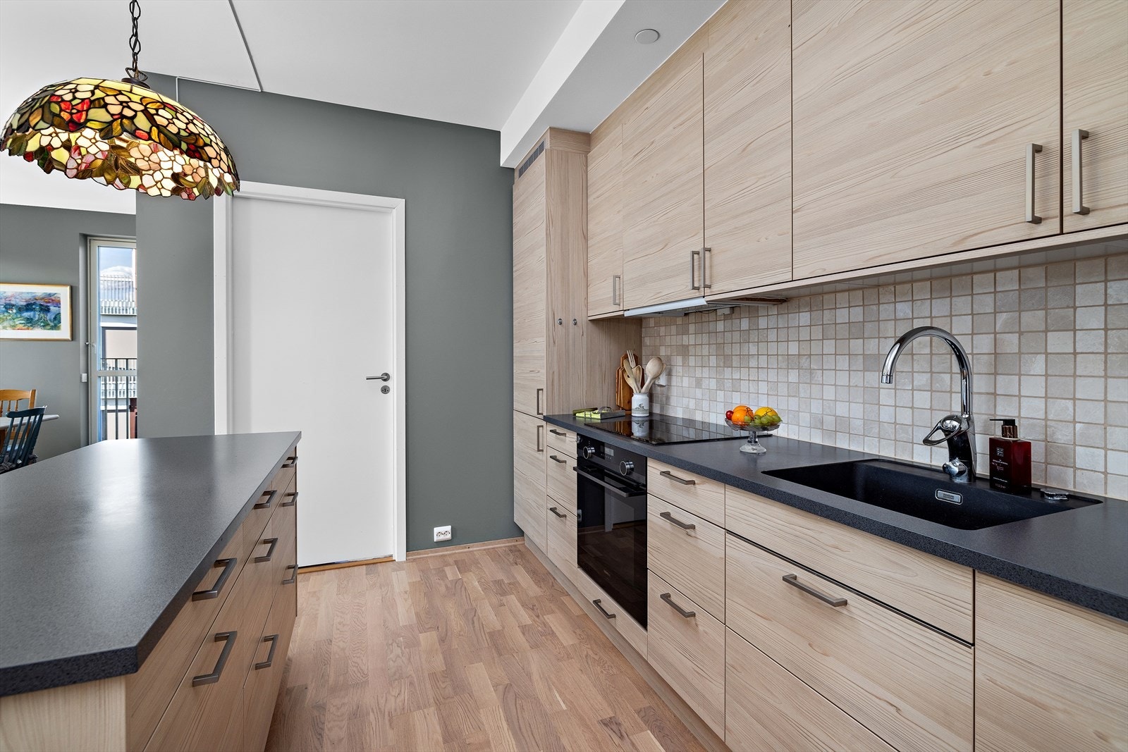 Godt med skap og benkeplass. Galleribilde