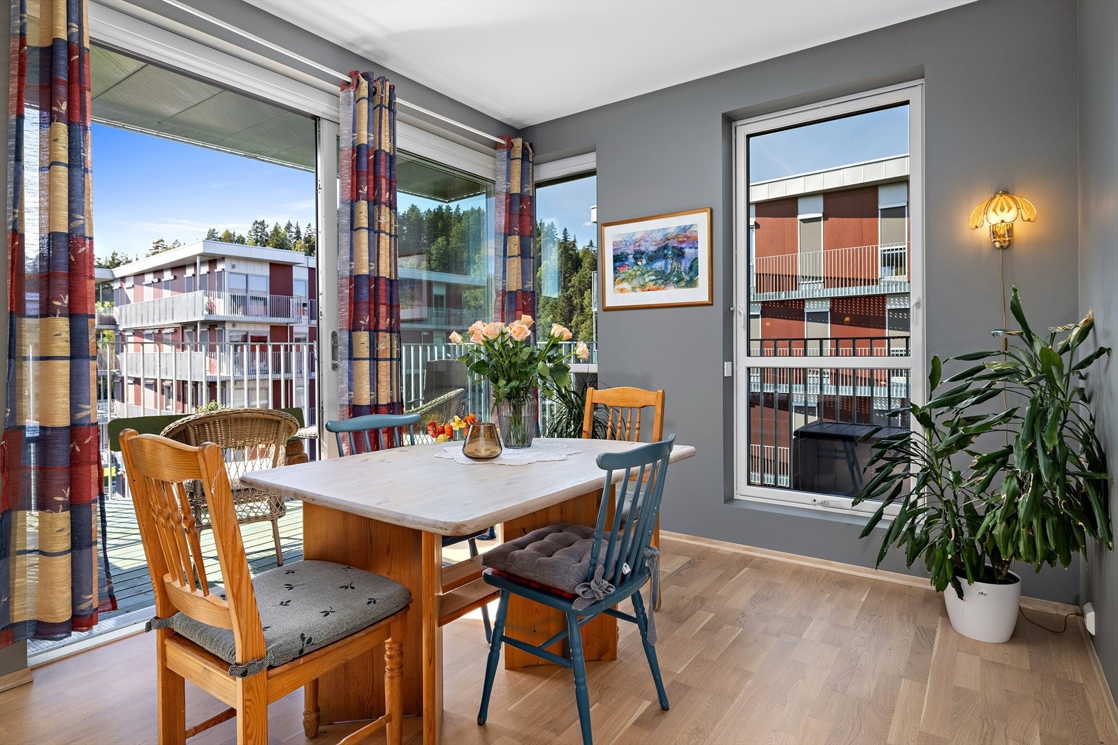 Det er enstavs eikeparkett på alle gulv, unntatt badene og i entré. Galleribilde