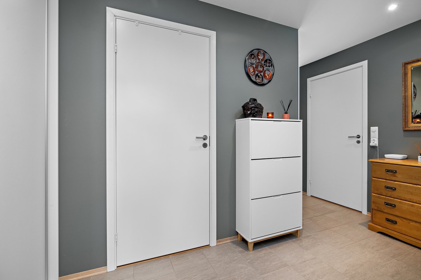 Rommelig entré med dørcalling. Galleribilde