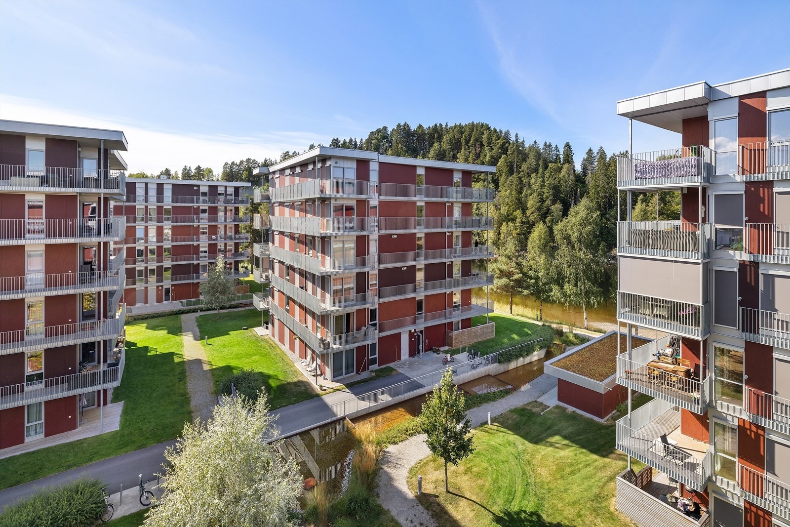 Sentral og praktisk beliggenhet med gangavstand til Hønefoss sentrum, forretninger, idrettsanlegg og den nye skolen på Benterud. Galleribilde