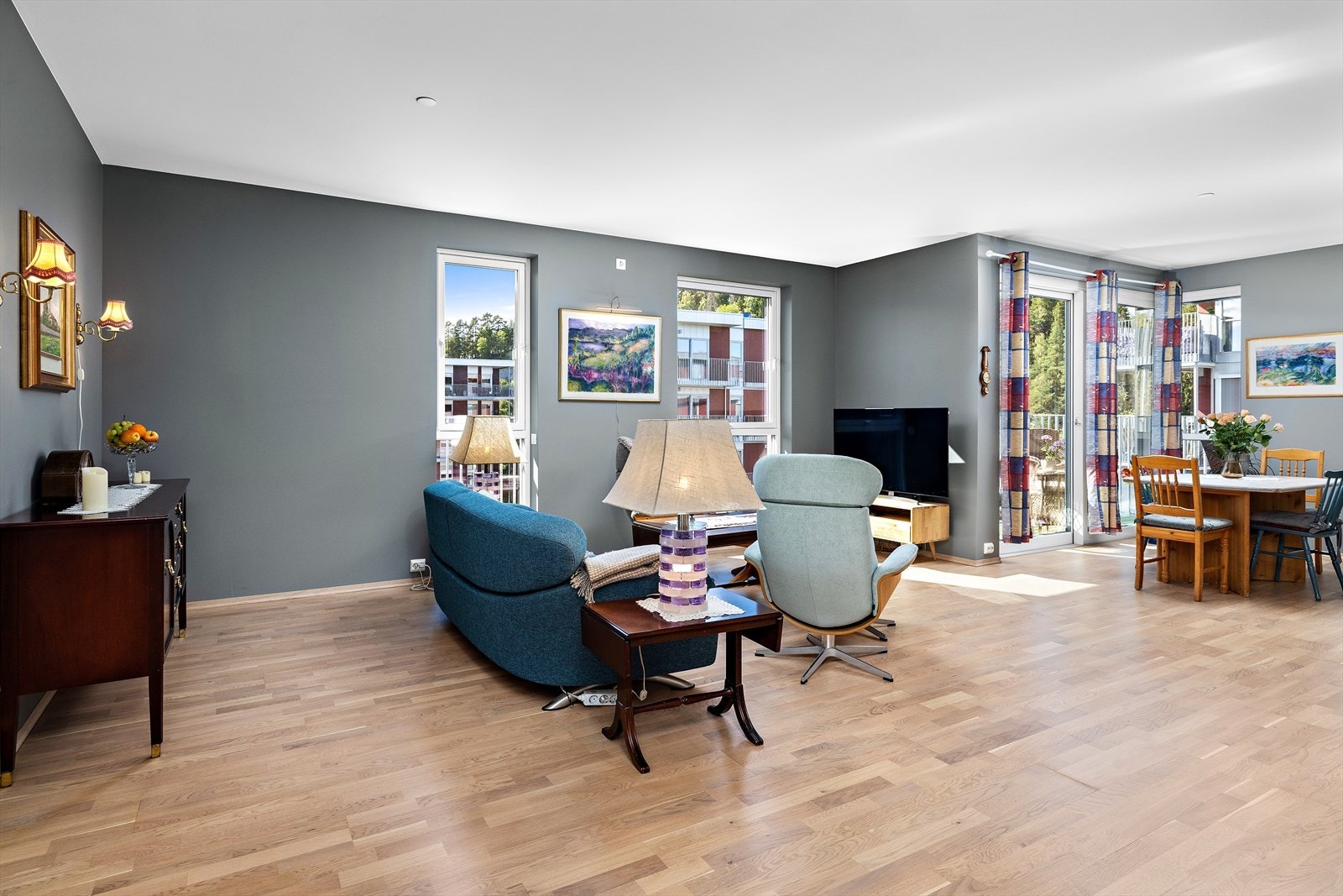 Store vindusflater og en takhøyde på hele 2,62 meter gir en fantastisk romfølelse og rikelig med naturlig lys. Galleribilde