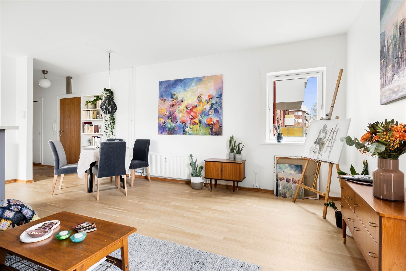 Boligen har vannbåren oppvarming tilknyttet radiatorer, som sørger for en jevn og komfortabel varme i rommene. Galleribilde