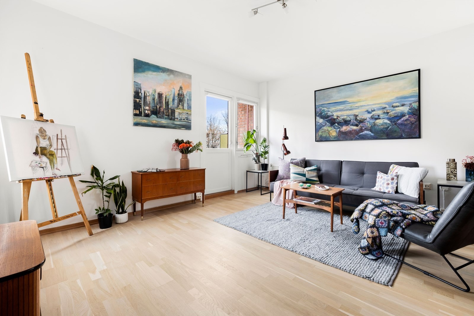 Planløsningen gir gode møbleringsmuligheter, med plass til både sofagruppe, TV-løsning og spisebord med tilhørende stoler. Galleribilde