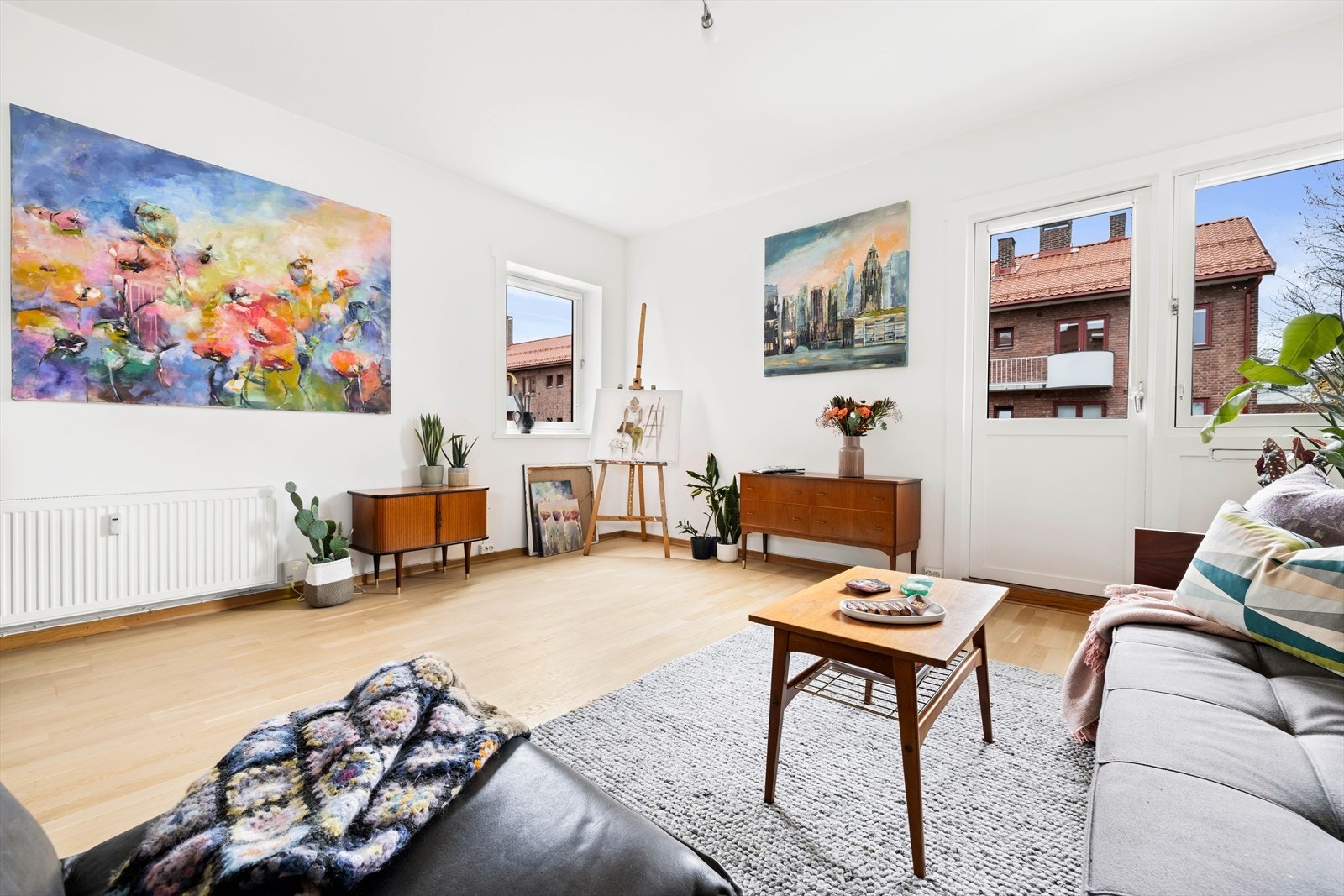 Rommet får naturlig lys fra tre sider, noe som skaper en åpen og behagelig atmosfære. Galleribilde