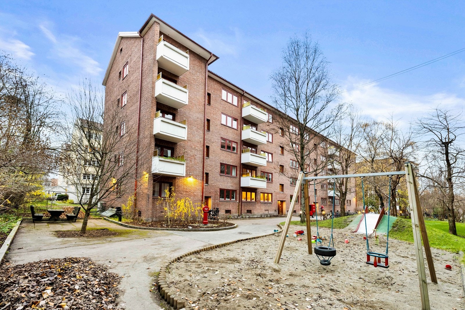 Borettslaget tilbyr et hyggelig festlokale i kjelleren i nr. 10 som beboerne kan benytte ved behov. I tillegg finnes et fellesvaskeri med vaskemaskiner og tørketromler. Galleribilde