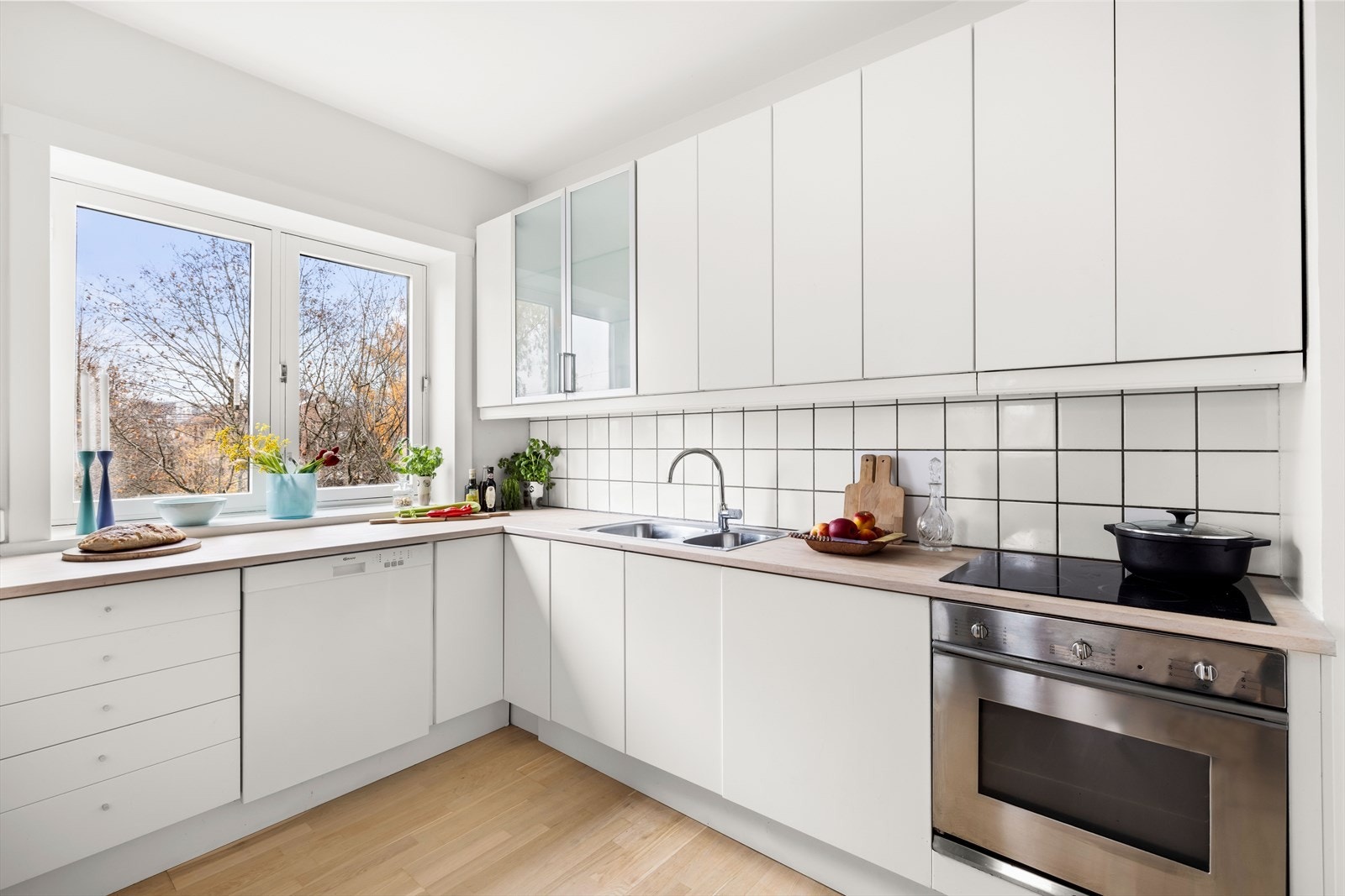 Innredningen har glatte fronter og en flott heltre benkeplate med nedfelt vask og skyllekum. Galleribilde