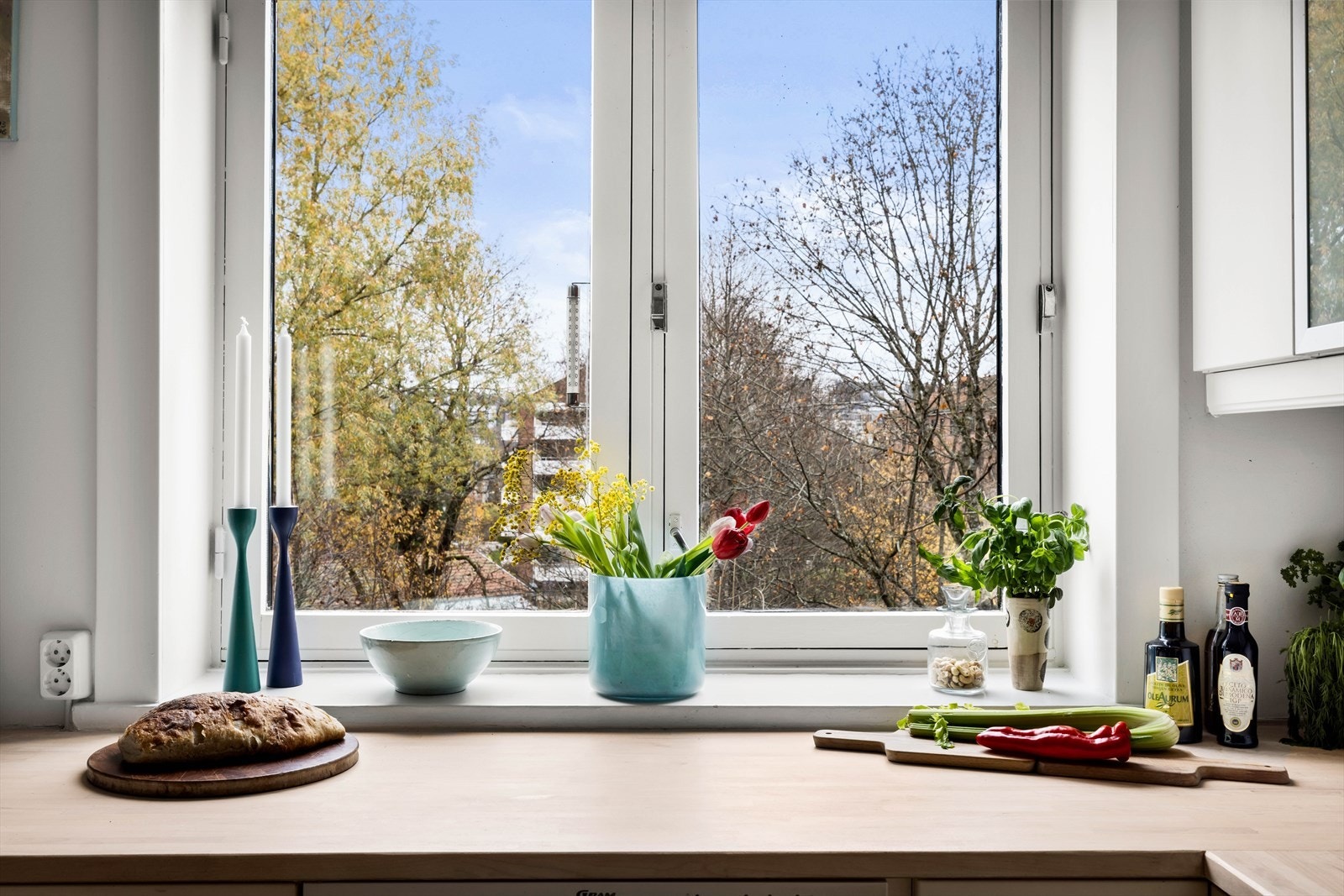 Et stort vindu på kjøkkenet slipper inn rikelig med dagslys og gir godt arbeidslys for husets kokk. Galleribilde