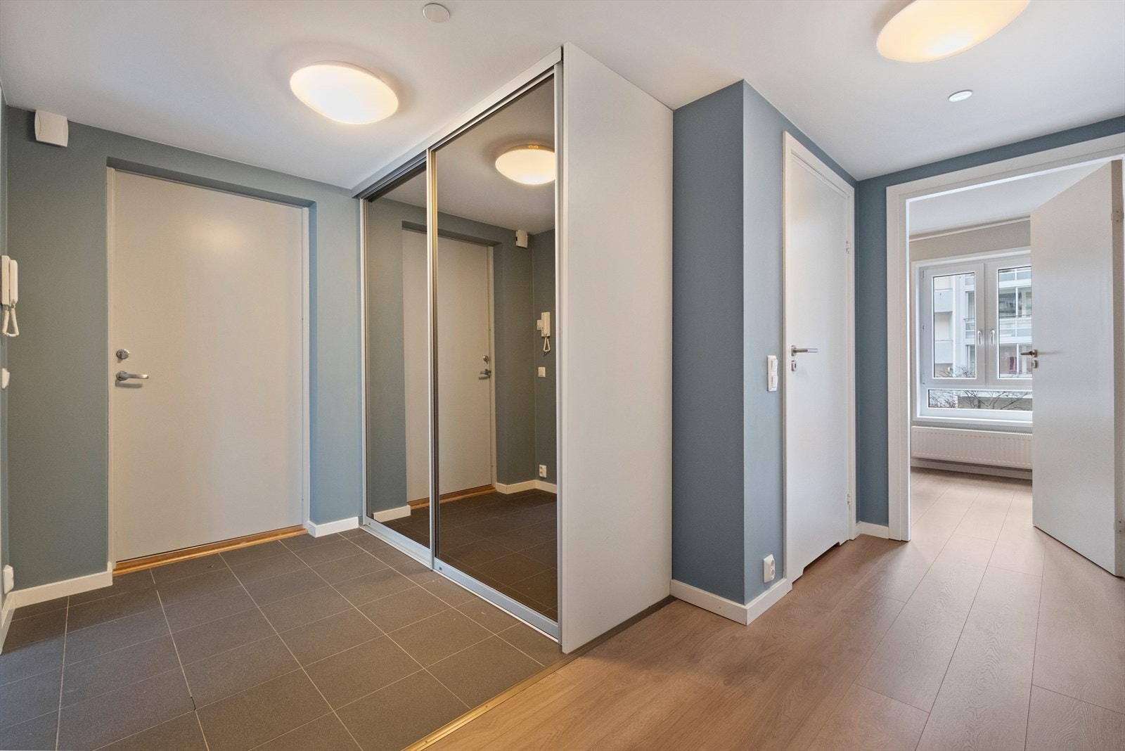 Entrè/gang - Stort garderobeskap i gang Galleribilde