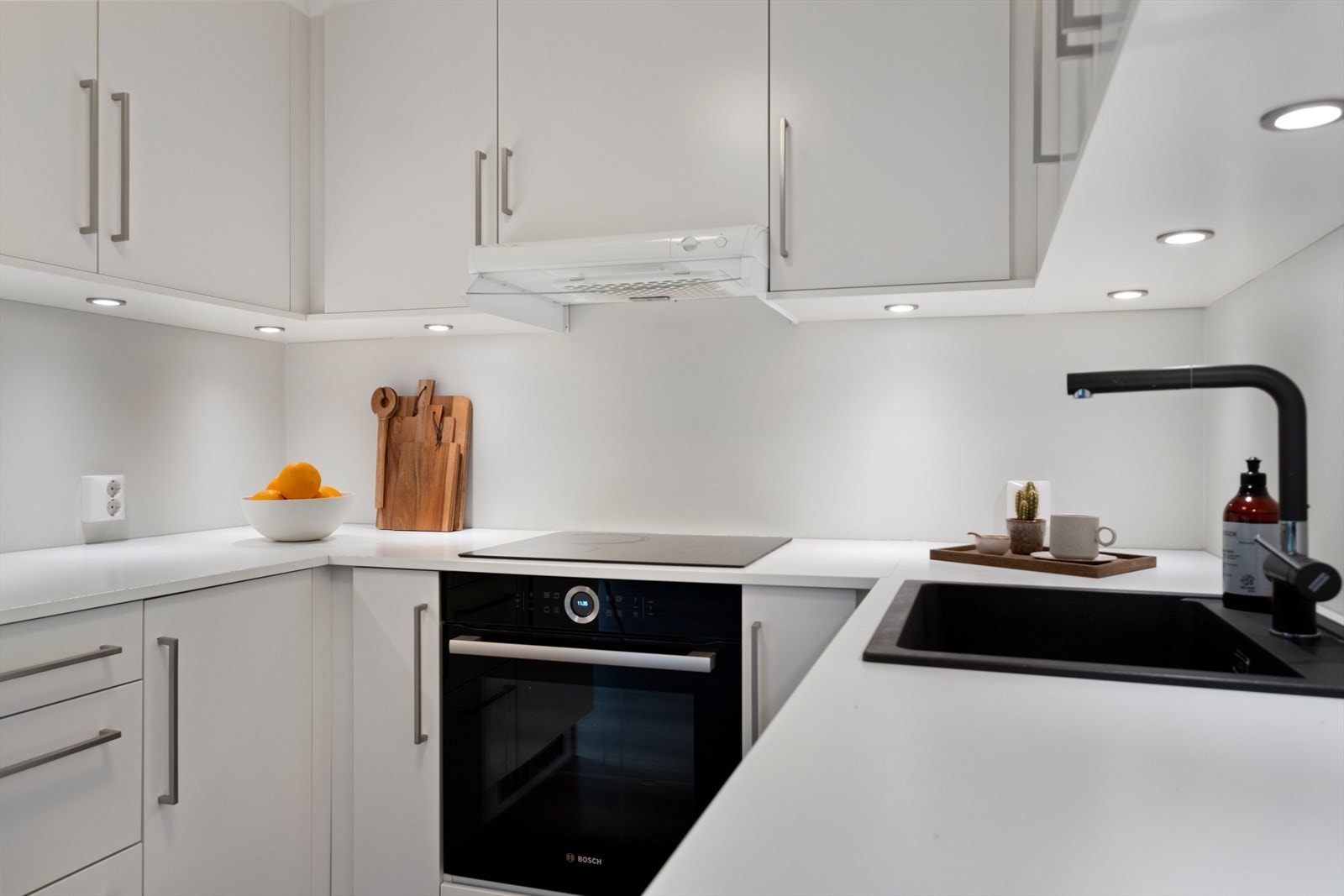 Kjøkkenet er utstyrt med integrert kjøl/fryseskap, oppvaskmaskin, platetopp og stekeovn Galleribilde