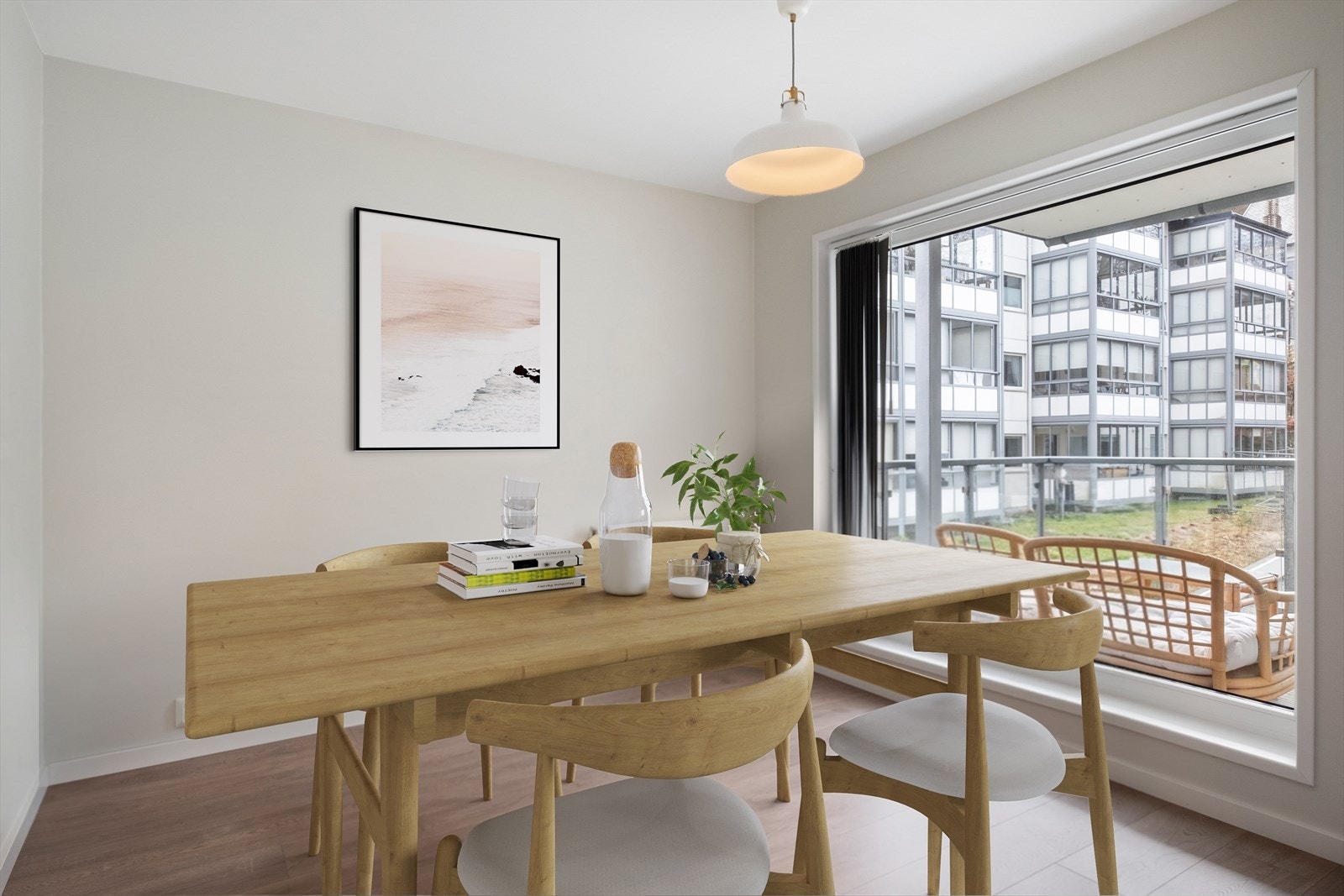 Romslig spisestue med god plass til stort spisebord - Bilde er digitalt stylet Galleribilde