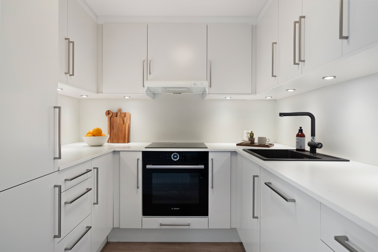 Pent og moderne kjøkken fra HTH med hvite glatte fronter Galleribilde