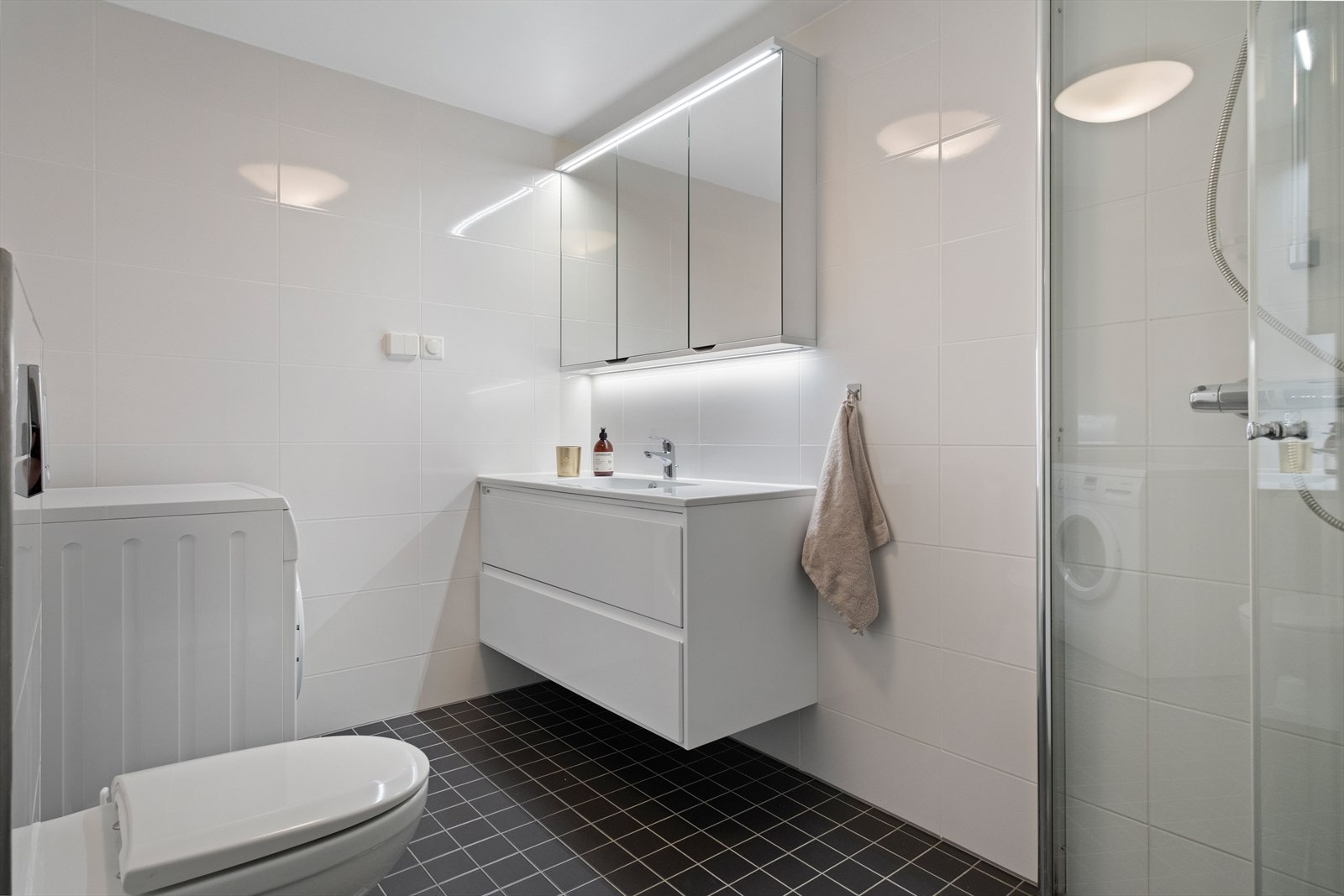 Pent flislagt bad med gulvvarme Galleribilde