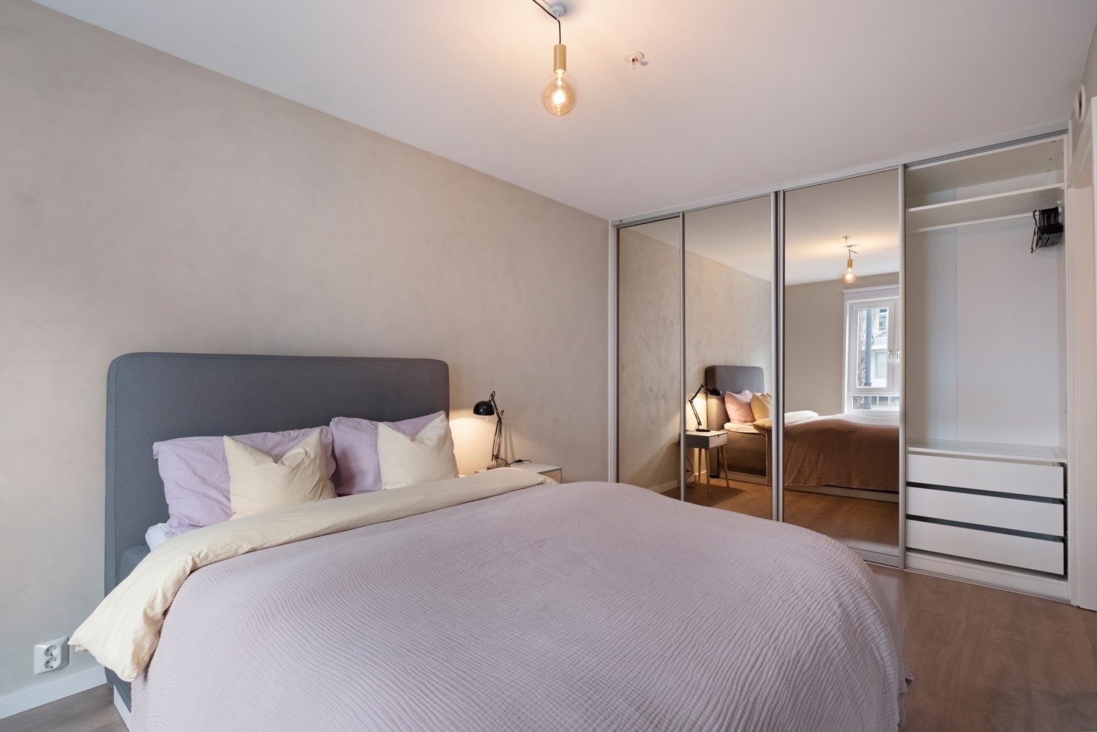 Soverom I - God plass til oppbevaring i integrert garderobeskap Galleribilde