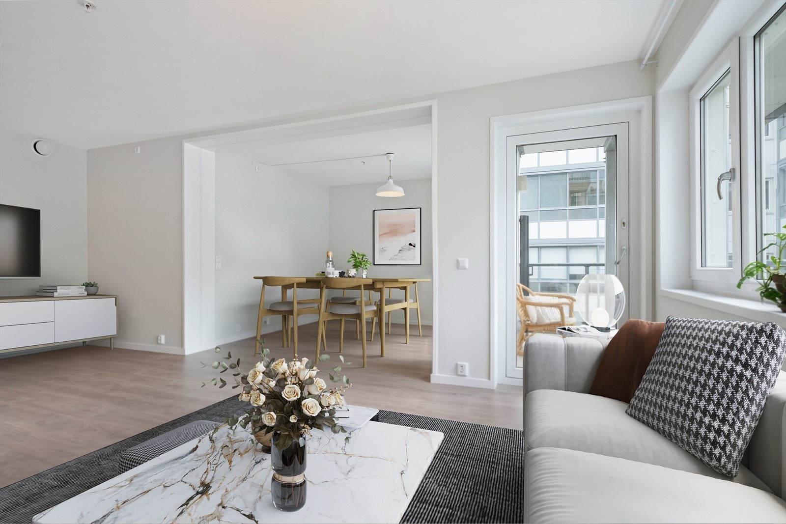 Det er rikelig med naturlig dagslys som slipper inn på stue - Bilde er digitalt stylet Galleribilde